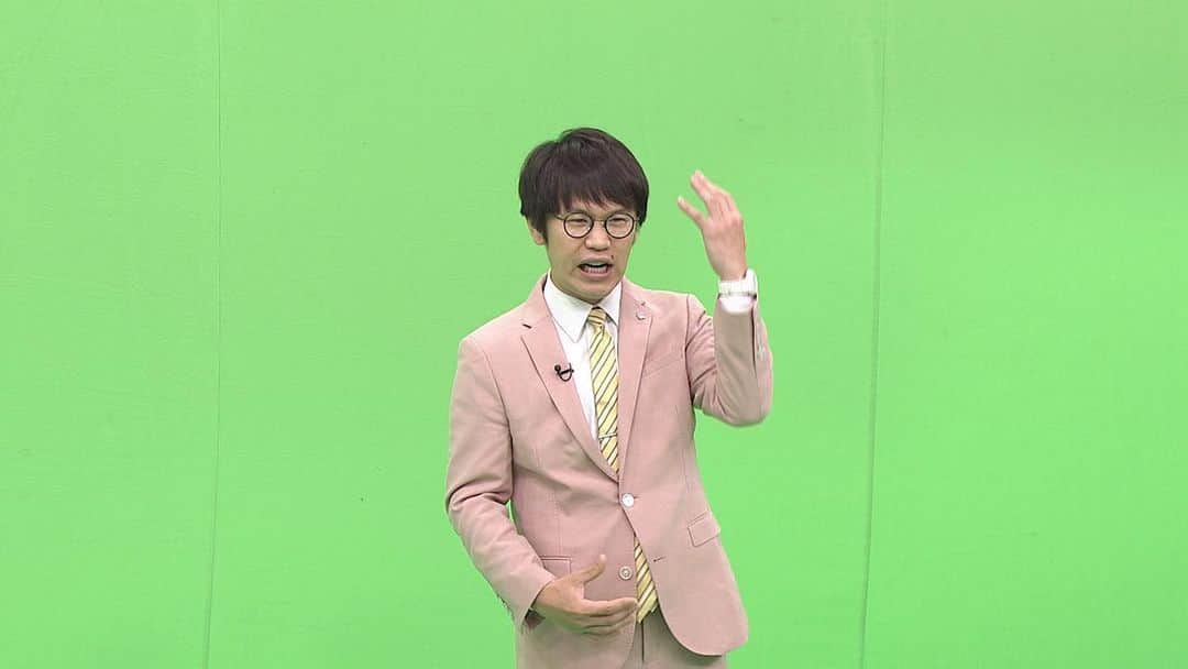 きむちゃんのインスタグラム：「何の途中なんだろう、、、 こんなポーズした覚えなし。  #今夜はネタパレ #バーチャル漫才してます #前髪下ろし君 #インディアンス」