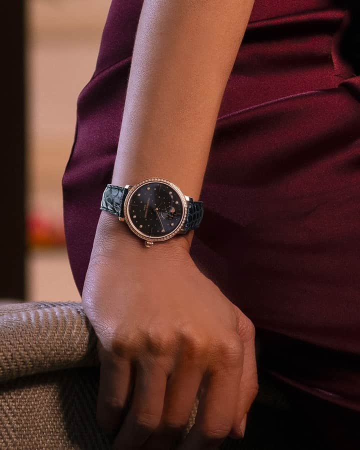 Frederique Constant Japanさんのインスタグラム写真 - (Frederique Constant JapanInstagram)「ドレスアップした装いにさらなる特別感を添える華やかなタイムピース ㅤㅤㅤㅤㅤㅤㅤㅤㅤㅤㅤㅤㅤ 夜空を思わせる濃紺の文字盤に星屑を散りばめたようなドラマティックなデザイン。月の満ち欠けを表すムーンフェイズが幻想的な、自社開発ムーブメントを搭載。ベゼルとインデックスには68石のダイヤモンドを贅沢にあしらって。シックでありながらリュクスな雰囲気で、デイリーからオケージョンまで幅広く活躍してくれます。 ㅤㅤㅤㅤㅤㅤㅤㅤㅤㅤㅤㅤㅤ 《スリムライン ムーンフェイズ スターズ マニュファクチュール》 FC-701NSD3SD4 ¥618,000+tax 自社ムーブメント、自動巻き、3気圧防水、アリゲーターストラップ . . . . . . #FrederiqueConstant #swiss #swissmade #swisswatch #watch #wristwatch #diamond #slimline #moonphase #dressup #フレデリックコンスタント #スイス #スイス時計 #時計 #腕時計 #ダイヤモンド #スリムライン #ムーンフェイズ #レディースウォッチ #ドレスアップ #リュクス #シック」6月12日 19時05分 - frederiqueconstantjapan