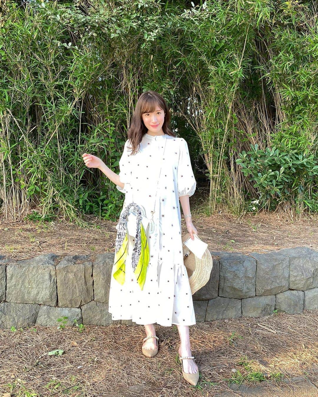 小林真由のインスタグラム：「ひっさしぶりの公園！！﻿ ﻿ 新しい洋服を着たくて﻿ 普段の公園スタイルとは程遠い格好ですが🙈笑﻿ 妊婦さんにも嬉しいふわっとしたワンピースを着ました♡﻿ ブラウンの花柄が可愛い🌼﻿ ﻿ 写真以外はスニーカーマスクで﻿ 駆け回る幸せを感じた日👟🙏💕 ﻿ ﻿ one-piece: #desjumeaux @des_jumeaux__  bag: #balenciaga﻿ shoes: #tsurubymarikooikawa ﻿ @tsurubymarikooikawa  #女の子ママ #ママライフ #マタニティ #マタニティライフ #妊婦 #妊婦コーデ #マタニティコーデ #妊娠8ヶ月 #第二子妊娠中」