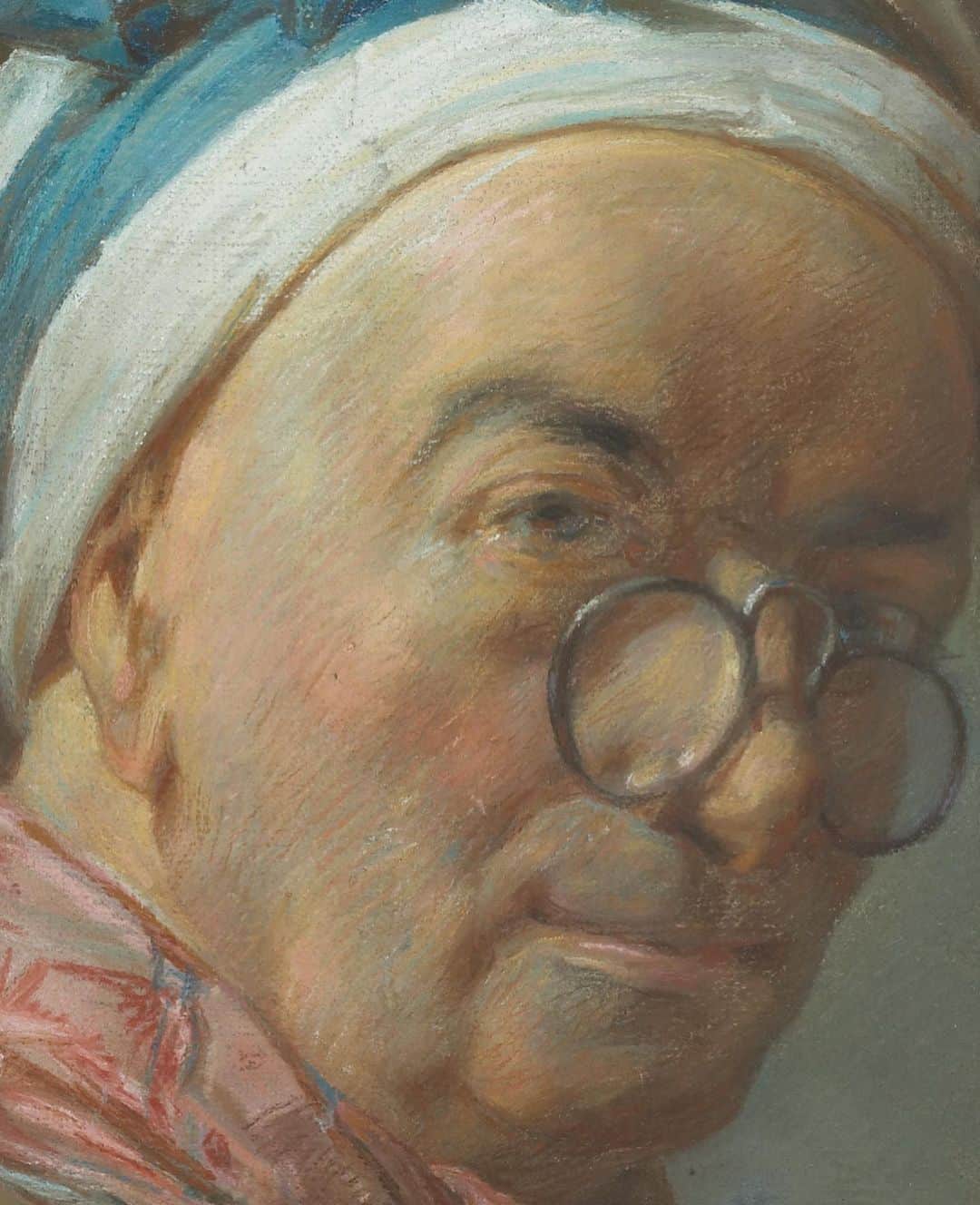 ルーブル美術館さんのインスタグラム写真 - (ルーブル美術館Instagram)「. 🇫🇷 Inspectons les œuvres du musée avec #LouvreALaLoupe ! Aujourd’hui, penchons-nous sur l’Autoportrait aux bésicles de Chardin. 🔎 - 👨‍🎨 Au Salon de 1771, Chardin crée la surprise : ses ennuis de santé sont connus et certains croient qu'il a renoncé à l'art. Pourtant, les trois pastels qu’il expose font sensation ! Parmi eux, cet autoportrait le montre sur un fond bleu foncé, de trois quarts, la tête penchée, coiffé d'un bonnet blanc, ses yeux bruns scrutant par dessus les bésicles. - 🖍 L'usage tardif du pastel contraint le peintre à réinventer une façon de dessiner colorée. Sa technique audacieuse, où les hachures et les touches individualisées de nuances variées reflètent sa main, met un terme à la manière lisse et achevée prônée par la tradition académique. - 👀 Les autoportraits de Chardin sont intimes et psychologiques. Concentré et sûr de lui, l'artiste porte un foulard aux roses chaleureux et aux rouges attendris par les bleus et les gris. Le choix et la position de ces nuances témoignent d’une grande liberté artistique. --- 🌎 Let's inspect the works of the museum with #LouvreDetails! Today, have a look at the « Self-portrait with Spectacles » by Chardin. 🔎 - 👨‍🎨 At the Salon of 1771, Chardin surprised everybody. People knew of his health problems, and some thought he had abandoned art, but his three-pastel drawing caused a sensation. Against a dark blue background, Chardin appears in three-quarters, his brown eyes peering over his spectacles. - 🖍 Coming to pastels late in life, Chardin was obliged to reinvent a pictorial method of drawing in color. His audacious technique, whereby hatching and individual touches of various shades reflect the artist's hand, marks an end to the smooth and flawless manner favored by academic tradition. - 👀 Chardin's self-portraits are intimate and psychological. Focused and self-assured, the artist sports a scarf of warm pinks, and reds softened by blues and grays. His choice and position of shades demonstrate an uncommon freedom. - 📷 © Musée du Louvre, dist. RMN - Grand Palais / Martine Beck-Coppola . . . #Louvre #MuséeDuLouvre」6月12日 19時00分 - museelouvre