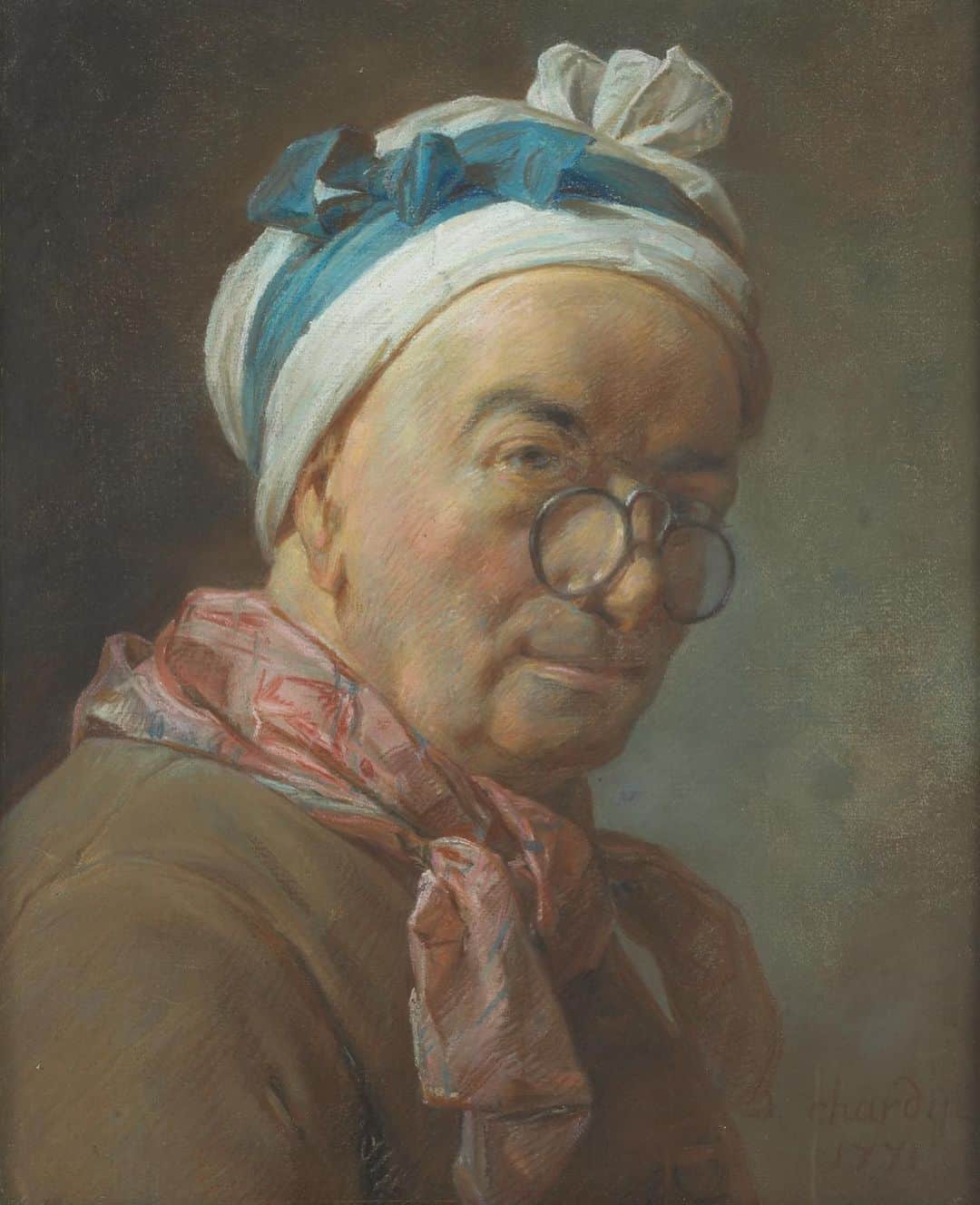 ルーブル美術館さんのインスタグラム写真 - (ルーブル美術館Instagram)「. 🇫🇷 Inspectons les œuvres du musée avec #LouvreALaLoupe ! Aujourd’hui, penchons-nous sur l’Autoportrait aux bésicles de Chardin. 🔎 - 👨‍🎨 Au Salon de 1771, Chardin crée la surprise : ses ennuis de santé sont connus et certains croient qu'il a renoncé à l'art. Pourtant, les trois pastels qu’il expose font sensation ! Parmi eux, cet autoportrait le montre sur un fond bleu foncé, de trois quarts, la tête penchée, coiffé d'un bonnet blanc, ses yeux bruns scrutant par dessus les bésicles. - 🖍 L'usage tardif du pastel contraint le peintre à réinventer une façon de dessiner colorée. Sa technique audacieuse, où les hachures et les touches individualisées de nuances variées reflètent sa main, met un terme à la manière lisse et achevée prônée par la tradition académique. - 👀 Les autoportraits de Chardin sont intimes et psychologiques. Concentré et sûr de lui, l'artiste porte un foulard aux roses chaleureux et aux rouges attendris par les bleus et les gris. Le choix et la position de ces nuances témoignent d’une grande liberté artistique. --- 🌎 Let's inspect the works of the museum with #LouvreDetails! Today, have a look at the « Self-portrait with Spectacles » by Chardin. 🔎 - 👨‍🎨 At the Salon of 1771, Chardin surprised everybody. People knew of his health problems, and some thought he had abandoned art, but his three-pastel drawing caused a sensation. Against a dark blue background, Chardin appears in three-quarters, his brown eyes peering over his spectacles. - 🖍 Coming to pastels late in life, Chardin was obliged to reinvent a pictorial method of drawing in color. His audacious technique, whereby hatching and individual touches of various shades reflect the artist's hand, marks an end to the smooth and flawless manner favored by academic tradition. - 👀 Chardin's self-portraits are intimate and psychological. Focused and self-assured, the artist sports a scarf of warm pinks, and reds softened by blues and grays. His choice and position of shades demonstrate an uncommon freedom. - 📷 © Musée du Louvre, dist. RMN - Grand Palais / Martine Beck-Coppola . . . #Louvre #MuséeDuLouvre」6月12日 19時00分 - museelouvre