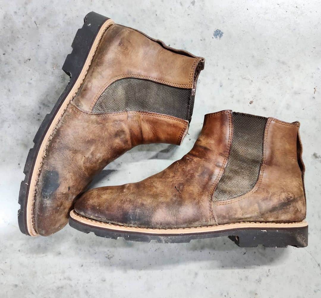 のインスタグラム：「6 ans plus tard, les boots de Monsieur nous sont revenues pour un ressemellage complet. N'hésitez pas à faire appel à notre service de cordonnerie pour redonner un coup de jeunes à vos chaussures  #menboots #oldisthenewnew #cuirfrancais #cestbondevieillir #labottegardiane #vintageboots #boots #chelseaboots #favoriteboots #madeinfrance #MODEDURABLE #reusereducerecycle #reuse #cordonnerie #learherboots #camargue #modeéthique #matierenoble #workwear」