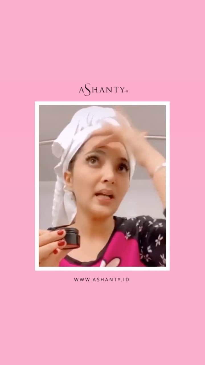 ASHANTY BEAUTY CREAM OFFICIALのインスタグラム：「Penasaran dengan wajah glowing Bunda Ashanty ? Pakai perawatan apasih kok bisa seglowing ini ? Nahh buat kamu yang bertanya - tanya inidia jawabannya, Bunda Ashanty selalu rutin menggunakan perawatan wajah dari @ashantyid Anti Aging Cream series adalah cream wajah andalan Bunda Ashanty loh. Rahasia  kulit wajah glowing, bebas kusam, lembut, lembab, bebas kerutan, komedo dan garis halus hanya dengan rutin menggunakan Ashanty Beauty Cream Anti Aging Series.  Formula yang ada didalam Anti Aging Cream Series bekerja secara maksimal sampai kelapisan kulit terdalam, menjadikan kulit lebih cerah, bersih, glowing, lembut, lembab, kencang, kenyal dan pastinya fungsi utama dari Anti Aging Cream Series by Ashanty adalah membuat wajah tetap awet muda ✨  Pesan sekarang juga yuk dan mulailah merawat kulit wajah cantikmu 🌸❤️ _____________________________ Informasi dan pemesanan  Ashanty Beauty Cream Chat Via WA : 📱 081293823950 📱 085781140354 📱 087778489900 📱 081287388885 ⚡️ Fast Respons Click Link On Bio Instagram @ashantyid ❣️ ______________________________ #ashantybeautycream #creamashanty #skincareashanty #skincare #skincareartis #skincarelokal #creamwajah #creamperawatanwajah #obatjerawat #jerawat #kosmetik #krimwajah #creamwajah #whiteningcream #ashantyid #ashantyv」