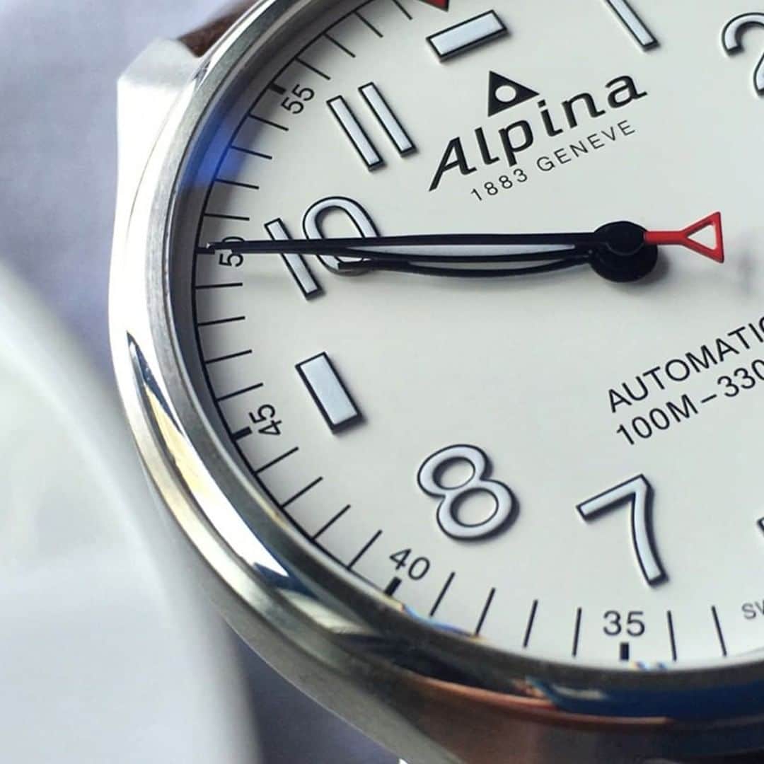 Alpina Watches Japanさんのインスタグラム写真 - (Alpina Watches JapanInstagram)「パイロットウォッチならではの高い機能性を実現する細部へのこだわり ㅤㅤㅤㅤㅤㅤㅤㅤㅤㅤㅤㅤㅤ 大空を自在に動く飛行機乗りの時計に大切なのは、なんと言っても視認性の高さ。パッと見で数字がわかる立体的なインデックスや、黒×白の配色でコントラストをつけた針など、1分1秒を争うシチュエーションでも頼れるデザインです。風防は無反射コーティングのサファイアクリスタルで、美しいクリア感と堅牢性を両立。 ㅤㅤㅤㅤㅤㅤㅤㅤㅤㅤㅤㅤㅤ 《スタータイマー パイロット クォーツ》 AL-240S4S6B . . . . . . #Alpina #AlpinaWatchesJapan #swissmade #swisswatch #watch #wristwatch #sportwatch #outdoor #startimer #quartz #10atm #StainlessSteel #アルピナ #アルピナウォッチ #スイス時計 #時計 #腕時計 #スポーツウォッチ #アウトドア #スタータイマー #クォーツ #パイロットウォッチ #メンズウォッチ」6月12日 19時02分 - alpinawatchesjapan