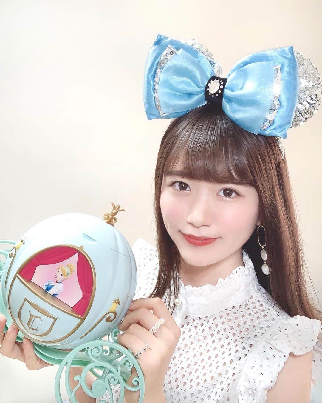 Kanaのインスタグラム：「ㅤ ㅤ シンデレラバウンド🏰👠💎 ㅤ tops / @plume_mignon skirt / @kobe_lettuce earrings / @meredy_accessoryㅤㅤㅤ ㅤ ㅤ ㅤㅤ 今回はスパンコールカチューシャに ストアのリボン付けたけど、 お団子ヘアに直接このリボン付けるのも 良さそう〜👸🏼💎🦋💖 ㅤ ㅤ この1枚目の写真でちょっと遊んだの 少し前にTwitterに載せてるので ヒマな方はぜひ見てください💁🏻‍♀️🎨笑 IDはインスタと同じ@ kalnnas2🕊 ㅤ ㅤ ㅤㅤ ㅤ みなさま今週も お疲れさまでした🥺👏🏻🍵💕💕 ㅤ ㅤ ㅤ ㅤ ㅤㅤ ㅤ ㅤ #kana_disneybound ㅤ #シンデレラ #ディズニーバウンド #おうちディズニーバウンド #シンデレラバウンド #スパンコールカチューシャ #東京ディズニーリゾート #ディズニー #ディズニーコーデ #ポップコーンバケット #cinderella #cinderellabound #disneybound #disneyobsessed」