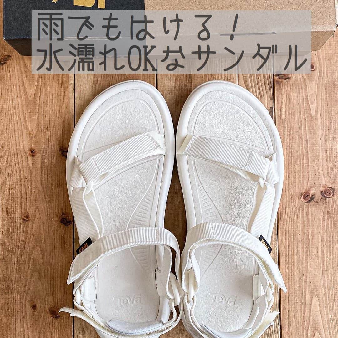 Locariのインスタグラム：「ついに梅雨入りしましたね☔  LOCARIの記事 【梅雨シーズンこそ毎日履きたい！雨OKな快適「サンダル」10選】 をぜひCHECKしてみてください👀 6月13日の19時までストーリーから飛べます✨  記事のURLはこちらです↓ https://locari.jp/posts/789724  Photo by @aym.224 さん♡ #梅雨#梅雨対策#梅雨入り#雨の日コーデ#サンダル#ビーチサンダル#teva」
