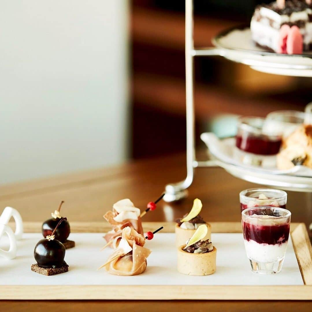 Andaz Tokyo アンダーズ 東京さんのインスタグラム写真 - (Andaz Tokyo アンダーズ 東京Instagram)「🍒 Fresh cherries take the spotlight in this month’s afternoon tea at The Tavern - Grill & Lounge. The perfect treat for rainy season days, reserve online and enjoy an original cocktail on us 🍹 https://bit.ly/3cP6Sty⠀ ⠀ 今月のタヴァンのアフタヌーンティーは、旬のチェリーにスポットを当てたチェリーアフタヌーンティー。🍒 梅雨のジメジメした気分を吹き飛ばすフレッシュな味をお楽しみください。公式サイトからのご予約でオリジナルカクテルをプレゼントいたします。🍹⠀ https://bit.ly/2UBKTQi⠀ ⠀ #cherry #afternoontea #チェリー #andaztokyo⠀」6月12日 19時07分 - andaztokyo