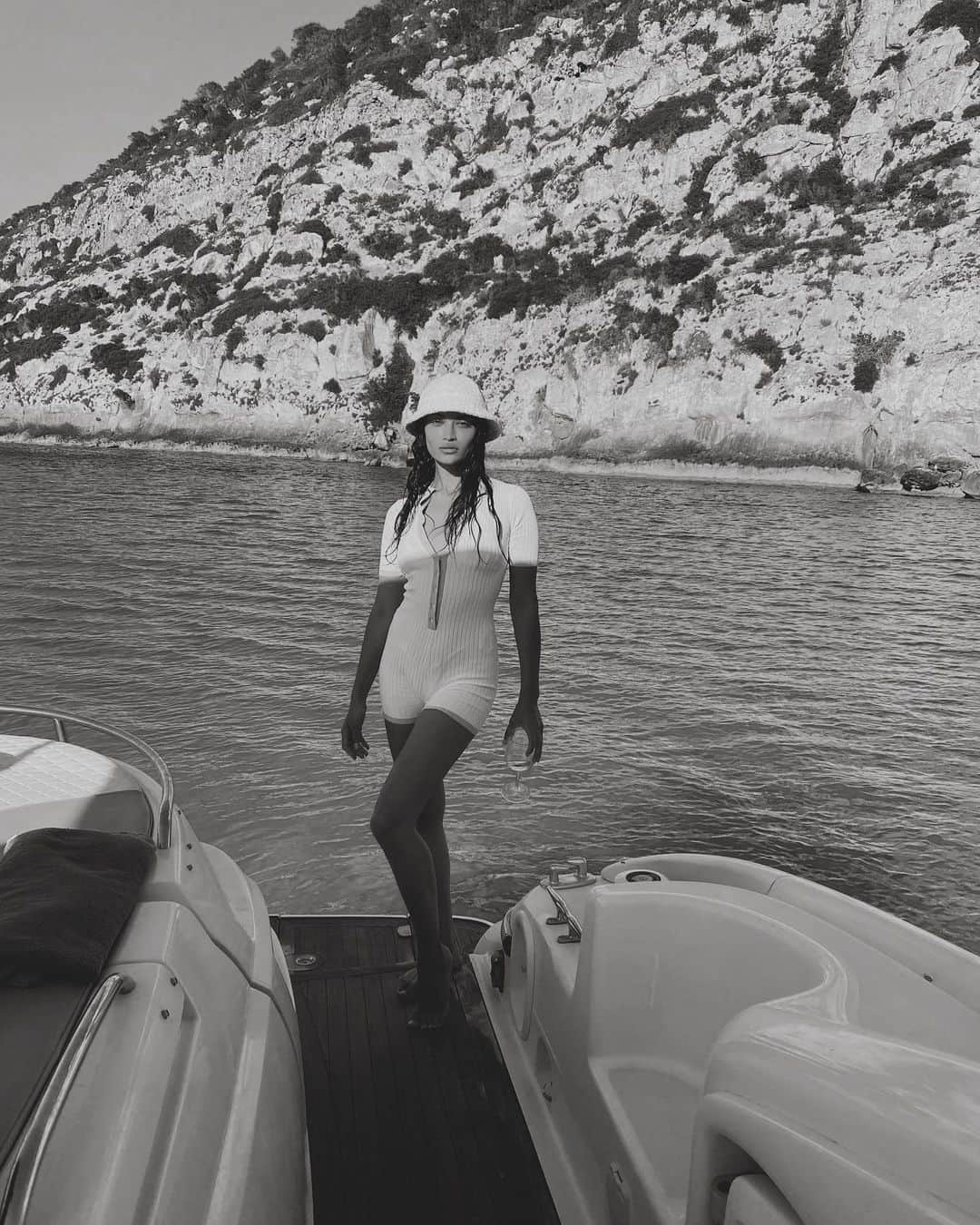シャニーナ・シャイクのインスタグラム：「When she wears a playsuit .... it means she came to play 🍹✨🌊」