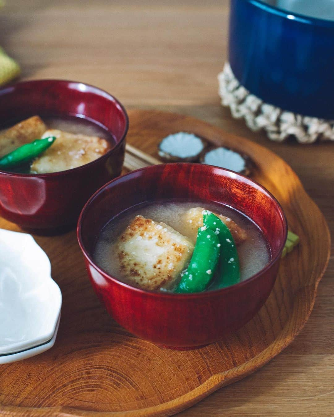 ひかり味噌株式会社のインスタグラム：「一杯で食べ応え十分！スナップえんどうと手作り揚げ出し豆腐のお味噌汁﻿ ﻿ ーーーーーーーー﻿ #ひかり味噌 のお味噌に、﻿ 新商品が仲間入りしました♪﻿ ﻿ #国産素材信州こうじみそは﻿ 国産大豆、国産米、国産にがり塩を﻿ 素材に使い、しっかりとした旨味と﻿ まろやかな味わいが特徴です。﻿ ﻿ その旨味を生かし、﻿ 本日は春から初夏にかけてが旬の﻿ スナップえんどうを使ったお味噌汁を﻿ ご紹介します。﻿ ﻿ スナップえんどうから出た甘みのあるだしと、﻿ #国産素材信州こうじ味噌 の相性が抜群ですよ。﻿ ﻿ ーーーーーーーー﻿ 📝スナップえんどうと手作り揚げ出し豆腐のお味噌汁﻿ ーーーーーーーー﻿ ◯材料（2人分）﻿ 絹豆腐…1/2丁﻿ スナップえんどう…8本﻿ 片栗粉…大さじ1﻿ サラダ油…大さじ1﻿ #国産素材信州こうじみそ…大さじ2﻿ 水…400ml﻿ ﻿ ーーーーーーーー﻿ ◯下準備﻿ スナップエンドウは筋を取り除いておく。﻿ ﻿ ◯作り方﻿ ①絹豆腐は4等分に切り、キッチンペーパーで軽く押して余分な水分を取る。片栗粉を全体にまぶす。﻿ ﻿ ②小鍋にサラダ油を加えて中火で熱し、1を入れて揚げ焼きにする。きつね色に焼き色がついたらひっくり返し、裏面も同様に焼いて取り出す。﻿ ﻿ ③小鍋の油をキッチンペーパーなどでぬぐい、スナップエンドウと水を加えて加熱する。沸騰したら火を止めて、 #国産素材信州こうじみそ を溶かし入れる。2を加えて再度加熱し、沸騰直前で火を止めたら、器に盛り付ける。﻿ ﻿ 💡ワンポイント﻿ 揚げ出し豆腐の油によって、﻿ スナップエンドウの見た目がツヤツヤとし、﻿ 見た目にも鮮やかになりますよ。﻿ ﻿ 💡より手軽に作るなら、市販の厚揚げで代用も◎﻿ 厚揚げとスナップえんどうを﻿ 鍋に入れるだけで、﻿ ボリュームのある﻿ お味噌汁が出来上がります。﻿ ﻿ ーーーーーーーー﻿ ✍️初夏〜夏のおすすめ食材﻿ 今回はスナップエンドウを使いましたが、﻿ 空豆やいんげんもおすすめです。﻿ ﻿ 日本の旬の食材と、﻿ #国産素材信州こうじみそ の﻿ 組み合わせを﻿ ぜひ楽しんでみてください。﻿ ﻿ ーーーーーーーー﻿ ﻿ Recipe&Photo：Moniwa Midori @moniwa_midori﻿ Direction&Writing：Haruka Nanzawa﻿ ﻿ #ひかり味噌 #国産素材信州こうじみそ #ていねいな暮らし #ファインダー越しの私の世界 #料理写真 #写真部 #料理好きな人と繋がりたい#instafood #foodstagram #foodpic #delish #クッキングラム #レシピ #簡単レシピ #おうちごはん #ひかり味噌 #hikarimiso #おうち時間 #stayhome #お味噌汁 #misosoup #スナップえんどうと手作り揚げ出しのお味噌汁」