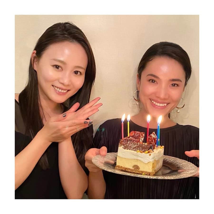 阿井莉沙のインスタグラム：「今日はとても嬉しい日となりました🌟﻿ ﻿ 20年来の大親友であるTiAが結婚💍✨﻿ ﻿ 初めて出会った日のことは今でも忘れません。﻿ 中学時代、放課後の教室に、話したこともなかった彼女から呼び出され、用意された椅子に座ると「擬似アトラクション」的なパフォーマンスが始まりました。笑﻿ 初めて出会ったタイプの人柄に驚いた事、たくさん笑ったことは鮮明に覚えています。笑﻿ ﻿ そんな衝撃的な出会いから、20年来ずっと変わらない関係☺️﻿ ここ数年は、特に一緒にいることが多く、姉妹に間違われるほど声や雰囲気も似てきていると言われます。笑﻿ 突然連絡すると、お互いが同じエリアにいたり向かい側のホームにたまたま居たり！なんて、不思議な繋がりを感じます。笑﻿ ﻿ そんはお互いの人生の半分以上を共にし、お互いの喜び、悲しみを共有し、いつのまにか家族のような大切な存在になっていました。﻿ どんな事でも話せる、自分の事のように想える。﻿ そんな彼女に出逢えて私は幸せです✨﻿ ﻿ 彼女は昔から歌う事が大好きで、その歌声や姿を見て﻿ この人は、歌うために生まれてきたんだと強く感じていました。﻿ ﻿ これまでたくさんの壁や試練を乗り越え、常に心に愛を持つTiA。﻿ これからさらにたくさんの愛が降り注ぎ、﻿ また歌手としても、たくさんの人の心に愛を届けてくれるはず✨﻿ ﻿ ﻿ 愛する人と、たくさんの愛を与えてくれる周りの人達と共に、さらに笑顔溢れる人生になりますように♡﻿ ﻿ ﻿ Lots of love today and beyond♡﻿ ﻿ ﻿#tia #happywedding #love #初めての証人は緊張 #幸せになってね❤︎ #想いが溢れて思わず長文失礼しました ﻿ ﻿」