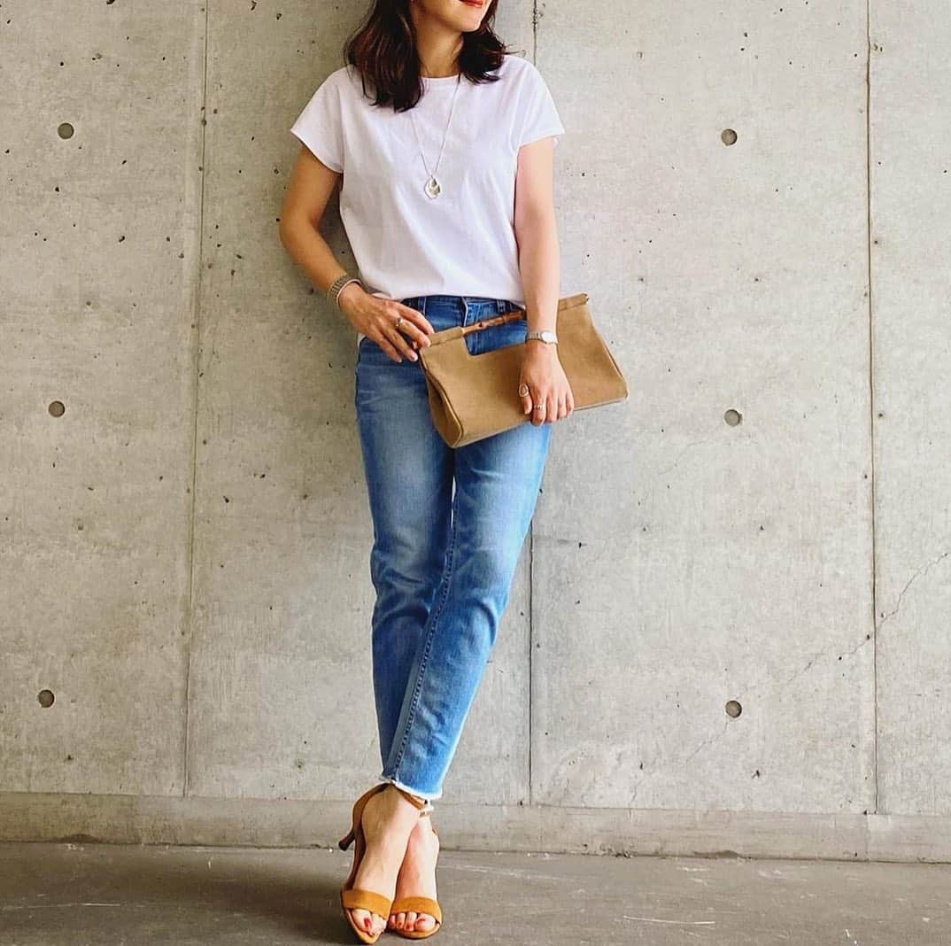 Locariのインスタグラム：「・﻿ ロカリで【#ユニクロTシャツ部 に学ぶ！この夏大活躍のユニクロのTシャツ特集】始まりました✨ ﻿ ・﻿ 上級者の着こなしをお手本にトライしてみませんか？﻿ ・﻿ #ユニクロ感謝祭 の今が買いどきです！﻿ おすすめはこちら✨﻿ ・﻿ ✔︎ 大本命の「コットンリラックスフレンチスリーブT」﻿ 腕がすらっとキレイに見えるデザインです。﻿ ・﻿ ✔︎ 女子が着こなすメンズのイチオシ「エアリズムコットンオーバーサイズT」﻿ “表面はコットン、裏面はエアリズム”で快適！オーバーサイズで可愛く着れます。﻿ ・﻿ ✔︎ ド定番で使える「クルーネックT」﻿ メンズもウィメンズもおすすめ！カラー展開が豊富で、着こなしは無限大💕　感謝祭で特別価格に！﻿ ・﻿ 詳しくはアプリで記事をチェックしてみて📲﻿ ・﻿ ・﻿ #ユニクロ #ユニクロコーデ #ユニクロユー #ユニクロきれいめ部 #ユニクロ新作 #ユニクロtシャツ #ユニクロu #ユニクロTシャツ部 #UNIQLO #uniqlou #pr #uniqloコーデ #ママコーデ #プチプラコーデ #夏コーデ #tシャツ #tシャツコーデ」