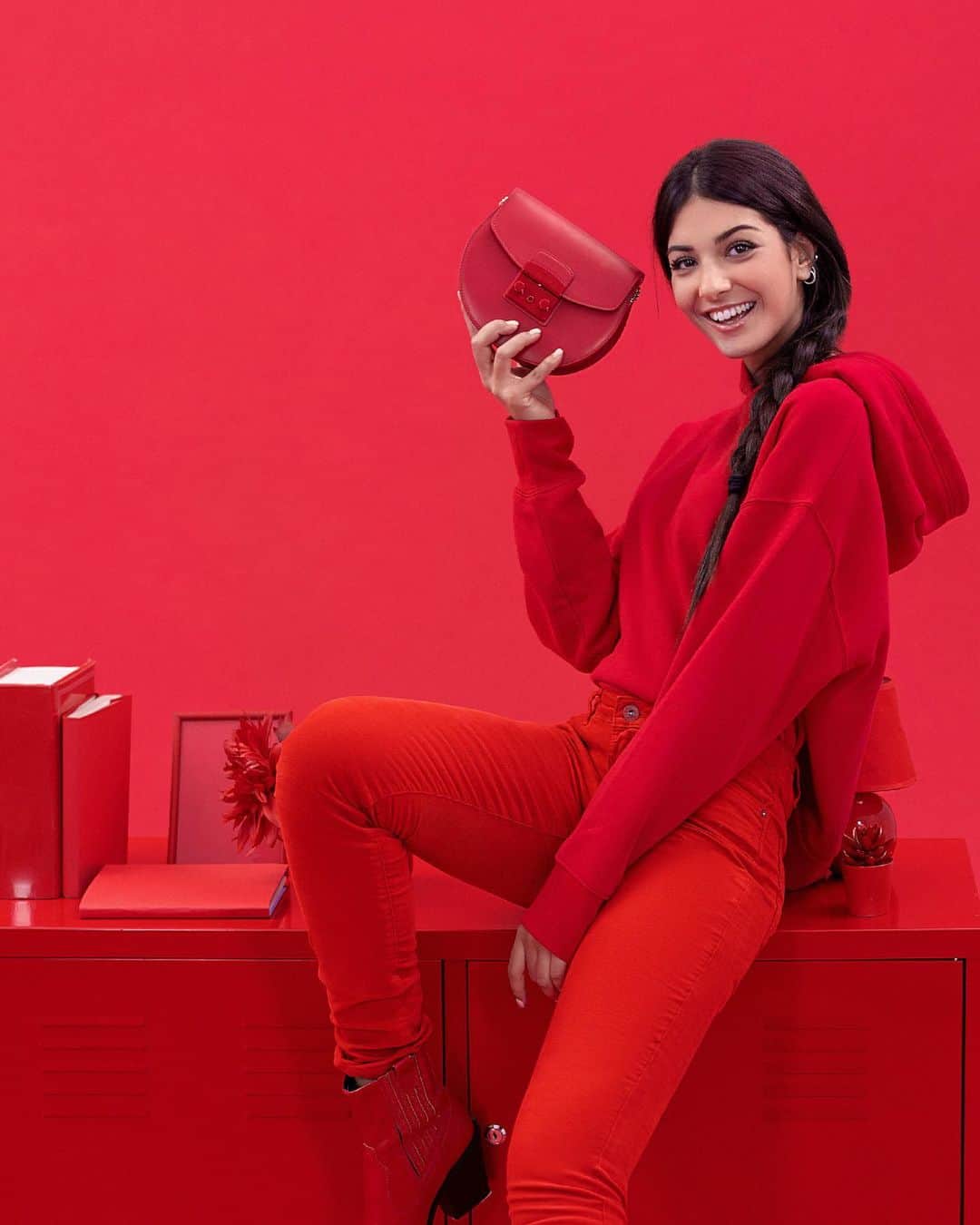 フルラのインスタグラム：「Style and creativity meet rhythm and fun with @la_mainoo and the new dance challenge. Find us on TikTok, be part of the community and use #furladance to be featured. Link in bio.  #furlametropolis #furladance #thefurlasociety #furlafeeling #newcollection #furla #accessories #fashion」