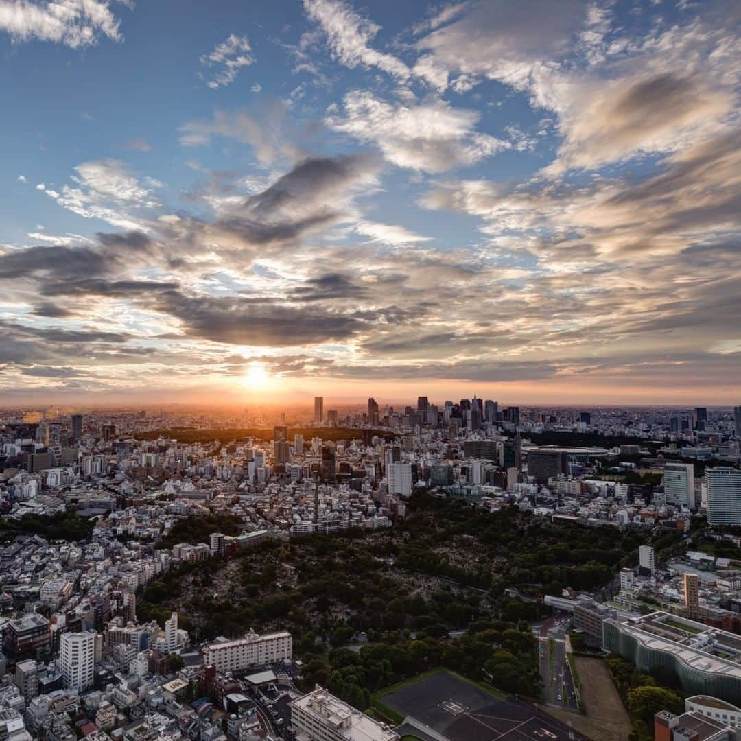 Tokyo City View 六本木ヒルズ展望台のインスタグラム：「本日(6/11)、東京も梅雨入りしました。 ☔️ こちらは、昨日の六本木ヒルズ展望台 東京シティビューからの景色。深呼吸したくなるような、気持ちの良い夕暮れでした。😄 #東京シティビュー #荒谷良一」