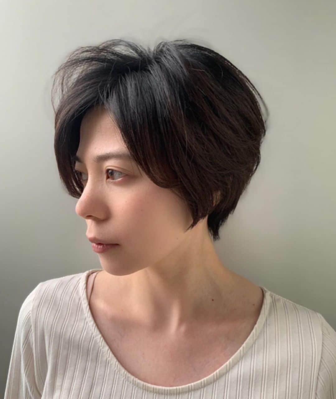桜木梨奈さんのインスタグラム写真 - (桜木梨奈Instagram)「ヘアメンテは心のメンテですな🍀 横顔シルエットお気に入りです🥰  島田さん、いつもかっこよくカットしてくれてありがとうございます！  #air #airaoyama #ショートヘア #hair #hairstyle #natural #shorthair #actress」6月12日 19時27分 - rina_sakuragi