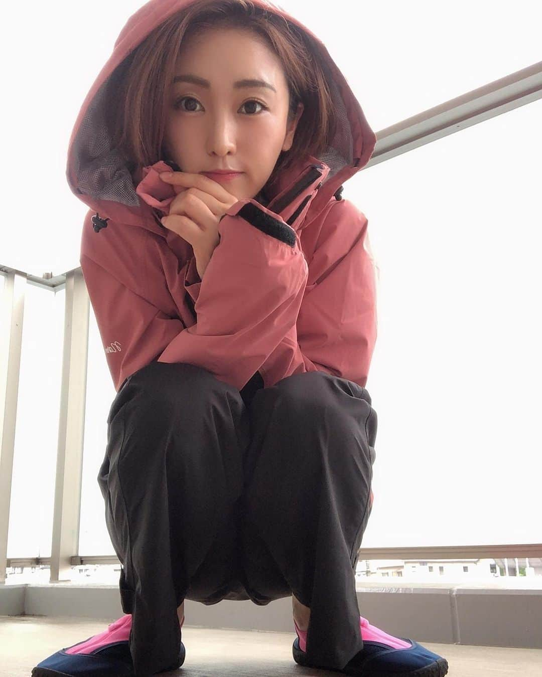 柚月めいさんのインスタグラム写真 - (柚月めいInstagram)「本格的に梅雨入りしましたね☔ 皆さんどうお過ごしですか？🥺 お天気みたいにどんよりしちゃってませんか？🙄💫 . . 今回紹介する商品はレインジャケット✨ 雨の中でも気にせず外にでられたり 今の梅雨の時期めっちゃ使えるし、さっそく使ってます🥺👌 釣りにも着ていきたいな🙄🎣 . カッパを着るのは… と思う方もこれなら😏👍 . XSから4Lまでサイズはお選びいただけるので男女兼用で着られるアイテムです🎶 他のモデルも豊富に取り揃えているので是非要チェック✨ 詳しくはこちらから➭➭➭@oc_gram . . . #梅雨#レインジャケット#スポーツウェア#スポーティー女子#ocstyle#sports#active#present#girl#pic#photo#follw #柚月めい」6月12日 19時27分 - meimei.yuzu