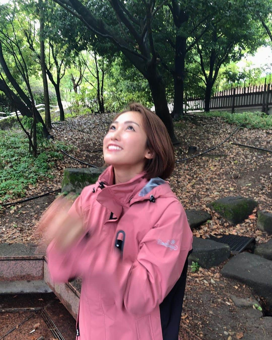 柚月めいさんのインスタグラム写真 - (柚月めいInstagram)「本格的に梅雨入りしましたね☔ 皆さんどうお過ごしですか？🥺 お天気みたいにどんよりしちゃってませんか？🙄💫 . . 今回紹介する商品はレインジャケット✨ 雨の中でも気にせず外にでられたり 今の梅雨の時期めっちゃ使えるし、さっそく使ってます🥺👌 釣りにも着ていきたいな🙄🎣 . カッパを着るのは… と思う方もこれなら😏👍 . XSから4Lまでサイズはお選びいただけるので男女兼用で着られるアイテムです🎶 他のモデルも豊富に取り揃えているので是非要チェック✨ 詳しくはこちらから➭➭➭@oc_gram . . . #梅雨#レインジャケット#スポーツウェア#スポーティー女子#ocstyle#sports#active#present#girl#pic#photo#follw #柚月めい」6月12日 19時27分 - meimei.yuzu