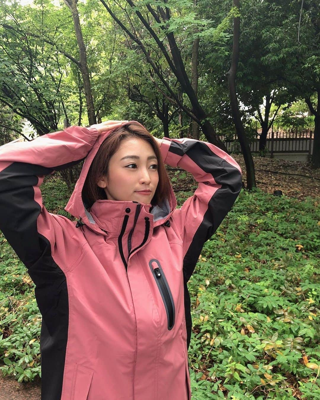 柚月めいさんのインスタグラム写真 - (柚月めいInstagram)「本格的に梅雨入りしましたね☔ 皆さんどうお過ごしですか？🥺 お天気みたいにどんよりしちゃってませんか？🙄💫 . . 今回紹介する商品はレインジャケット✨ 雨の中でも気にせず外にでられたり 今の梅雨の時期めっちゃ使えるし、さっそく使ってます🥺👌 釣りにも着ていきたいな🙄🎣 . カッパを着るのは… と思う方もこれなら😏👍 . XSから4Lまでサイズはお選びいただけるので男女兼用で着られるアイテムです🎶 他のモデルも豊富に取り揃えているので是非要チェック✨ 詳しくはこちらから➭➭➭@oc_gram . . . #梅雨#レインジャケット#スポーツウェア#スポーティー女子#ocstyle#sports#active#present#girl#pic#photo#follw #柚月めい」6月12日 19時27分 - meimei.yuzu