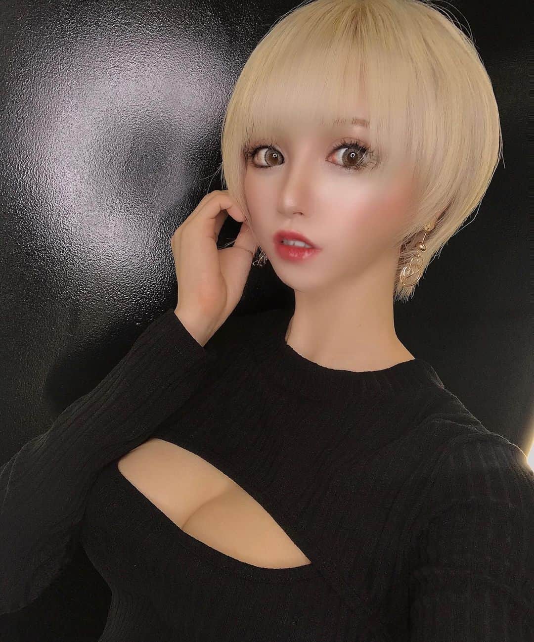 侑季美怜のインスタグラム：「いっつも次こそは髪色暗くしようって思うのに、やっぱりハイトーンが良くて落ち着いた髪色にできないです🙋🏼‍♀️ ・ ・ ・ #金髪ショート #ショートヘア　#ミニーショート　#金髪　#ハーフ　#韓日ハーフ　#モデル　#美人　#女優　#東京　#beauty  #girl #japanese #セクシー　#可愛い　#美脚　#谷間　#キャバ嬢　#キャバ　#おしゃれ　#ファッション　#ブランド　#美容　#エステ　#ネイル　#ヘアモデル　#脱毛　#ダイエット」