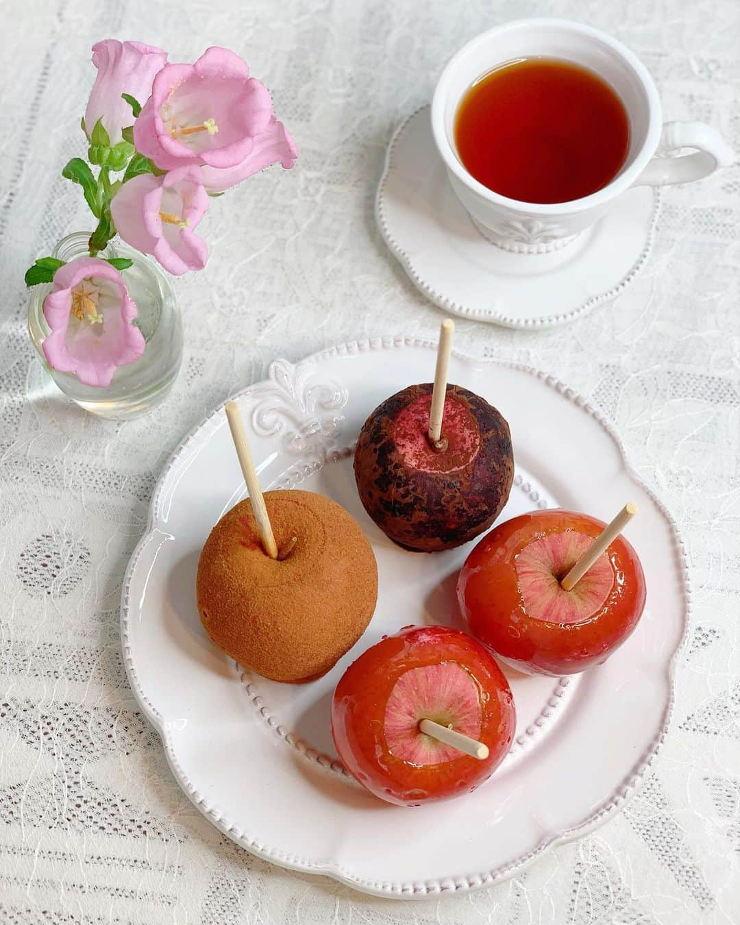 沢井里奈さんのインスタグラム写真 - (沢井里奈Instagram)「♡ . りんご飴専門店｢Candy apple｣の りんご飴をお取り寄せしました🍎✨ . 大好きなドラマ｢恋つづ｣に登場していて ずっと気になっていたんです🥺💕💕 タイミングが合わず恋つづセットは 買えませんでしたが、、😭😭😭 プレーン、シナモン、ココアの 3種類の味が楽しめるセットにしました🌟 . 青森県のブランド林檎を使用しているそうで 瑞々しくてシャキシャキで、 どの味もとっても美味しかったです🤤❤️ . またお取り寄せしたいな☺️💓💓 りんご飴大好きすぎる🍎🍬笑 . . お花はカンパニュラ🌸🌿 とっても可愛いお花で綺麗で癒し😌💕💕 . . #candyapple #キャンディーアップル #りんご飴 #恋つづ #さわーカフェ巡り」6月12日 19時40分 - sawairina