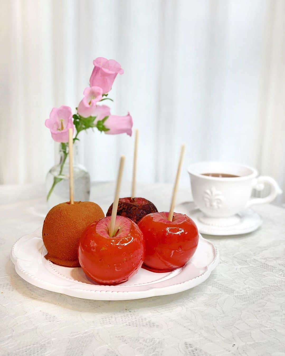 沢井里奈さんのインスタグラム写真 - (沢井里奈Instagram)「♡ . りんご飴専門店｢Candy apple｣の りんご飴をお取り寄せしました🍎✨ . 大好きなドラマ｢恋つづ｣に登場していて ずっと気になっていたんです🥺💕💕 タイミングが合わず恋つづセットは 買えませんでしたが、、😭😭😭 プレーン、シナモン、ココアの 3種類の味が楽しめるセットにしました🌟 . 青森県のブランド林檎を使用しているそうで 瑞々しくてシャキシャキで、 どの味もとっても美味しかったです🤤❤️ . またお取り寄せしたいな☺️💓💓 りんご飴大好きすぎる🍎🍬笑 . . お花はカンパニュラ🌸🌿 とっても可愛いお花で綺麗で癒し😌💕💕 . . #candyapple #キャンディーアップル #りんご飴 #恋つづ #さわーカフェ巡り」6月12日 19時40分 - sawairina