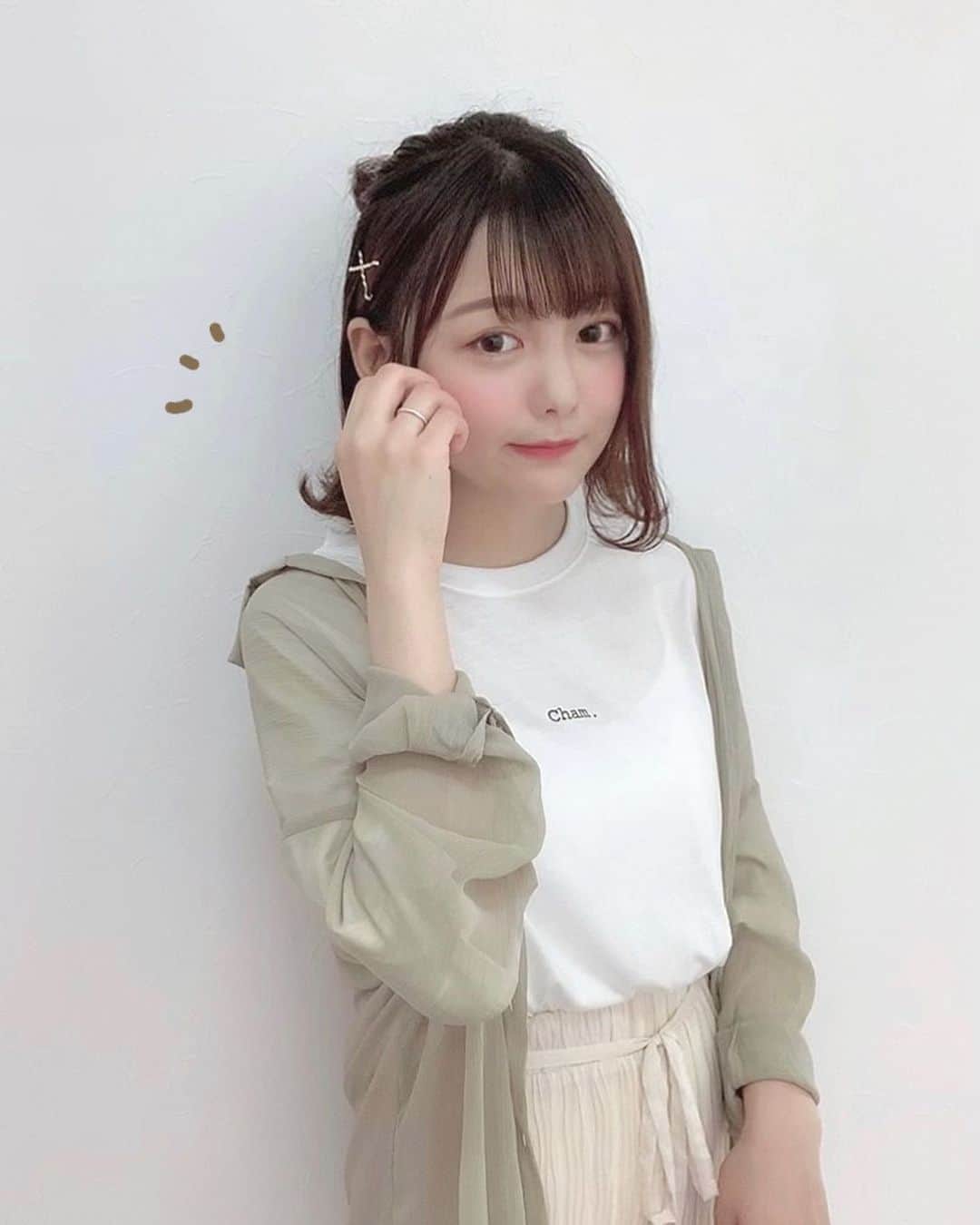のインスタグラム：「流行りのシアーシャツ×シアーパンツ🥺そして流行りのピスタチオ×ベージュ🥺最後の写真、サロンモデルとかにおりそうな感じでインナーをタンクにしてみたらなんかやらしい感じになった...なんか違う...？（笑） ㅤ シアーシャツは @fifth_store  TシャツとシアーパンツはCham. ㅤ #ボブ #ボブアレンジ #シアーシャツ #tシャツコーデ #ベージュコーデ #ピスタチオカラー #fifth #fifthtl #フィフス #カジュアル #平均身長コーデ #夏コーデ #パンツコーデ #ドロップショルダーシアーシャツ #シアー」