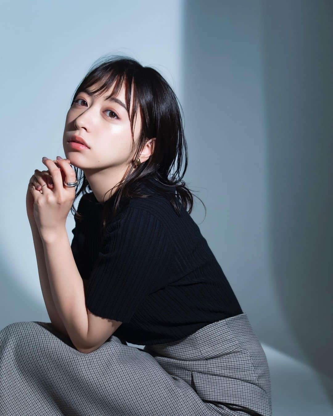 井元麻帆のインスタグラム：「🦦📷 親友が「撮影しよ！」と。﻿ 私にとって、毎回絶妙なタイミングで誘ってくれるので本当に驚く。そして仕上がりを見るたびにもう少し頑張ろう！と思えます。 ﻿ ﻿ 『絶対に諦めたり、心腐らせないで。﻿ とにかく続けること。諦めないこと。﻿ これが大事だね。いつか伝わるから。』 ﻿ ﻿ 大好きな言葉。﻿ もう少しもう少しを繰り返して、頑張り続けよっ！﻿ りな、ありがとう♡﻿ photo by @sato_rina.ph ﻿ #突然の長文😂﻿ #写真を撮られると元気が出るというお話です﻿ #♡」
