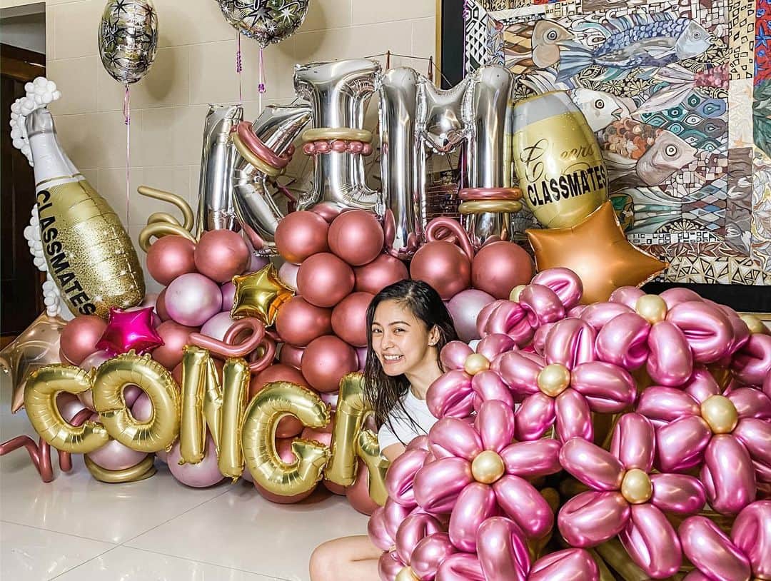 Kim Chiuさんのインスタグラム写真 - (Kim ChiuInstagram)「Bawal Lumabas, but thank you ms bing of @partystationphils for this HUGE surprise!!!!💞💞💞. Thank you, classmate bing! 🛎😅 You are always there whenever we celebrate my niece, sister, papa, and my bday kahit minsan biglaan but you’re always ready!!!❤️ thank you thank you!!!! 😁 nakakatuwa naman to!!!✨🤍」6月12日 19時43分 - chinitaprincess