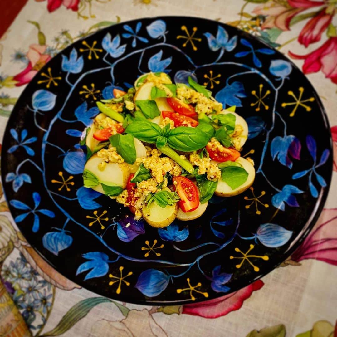 川原亜矢子のインスタグラム：「kit Oisix パッとじゃがいもで！ハーブ香る初夏サラダ #salada #emisugiyama #simplerecipes #サラダ #杉山絵美　#簡単調理」