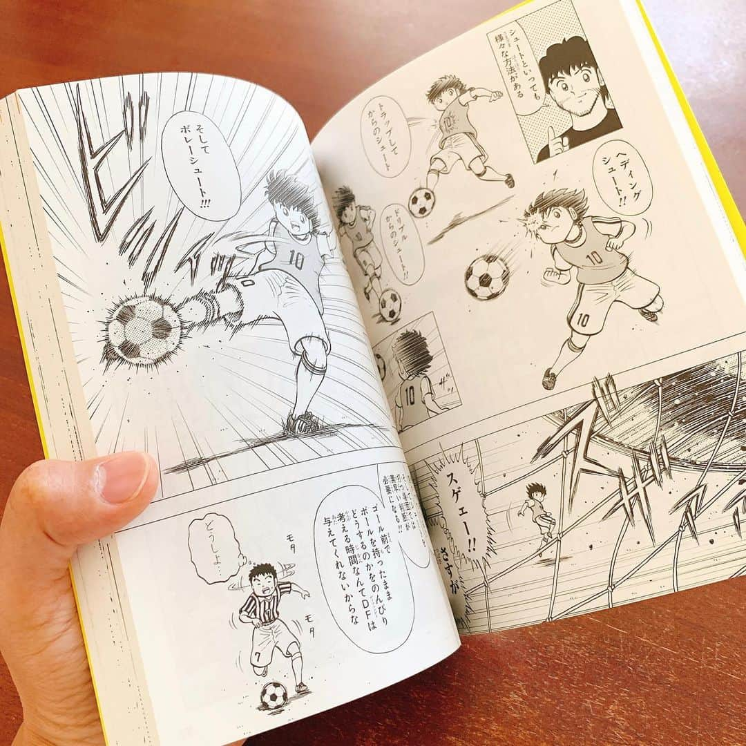 福西崇史さんのインスタグラム写真 - (福西崇史Instagram)「. 勉強中📙⚽️w 漫画だからわかりやすいよ〜 . うまくなりたい🤣⚽️笑 引退したけど…😅笑 . #キャプテン翼 #soccer #ポートレートおじさん #福西崇史 #puma」6月12日 19時44分 - takashi_fukunishi