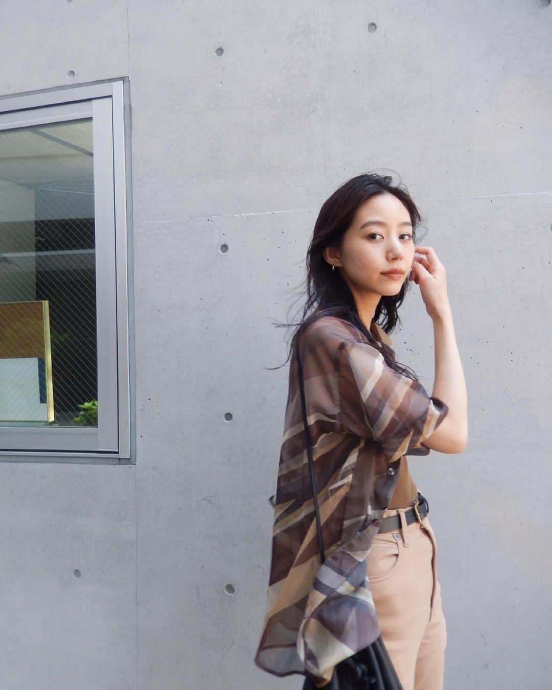 Shiho Sasakiのインスタグラム：「夏らしい柄シャツを作りました👏 素材もシアーでとっても可愛いのです🍃 全身コーデは、また発売が近くなったら載せますね✨ 7月入荷予定です🙏 #MOUSSY#MOUSSYSNAP」