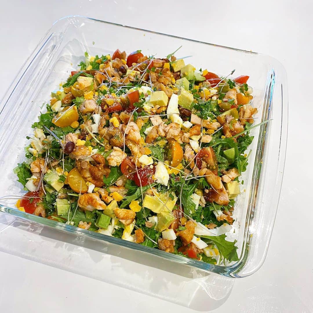 姫野れみのインスタグラム：「#石毛家の食卓 👨🏿‍🍳♡ １４種のチョップドサラダ🥗 盛り沢山なのに１人でもペロっと食べれちゃいそう😋 ・ #タンドリーチキン #キヌア #大麦 #小豆 #えんどうまめ #ガルパンゾー #レンズ豆 #アボカド #トマト #レタス #水菜 #ブロッコリースプラウト #ゆで卵 #とうもろこし ・ #チョップドサラダ #サラダ #コブサラダ #アスリートフードマイスター #料理 #夕食 #夕飯 #アスリート飯 #夜ご飯 #晩ごはん #夜ご飯 #夕ごはん #夜ごはん #dinner #food #cooking」