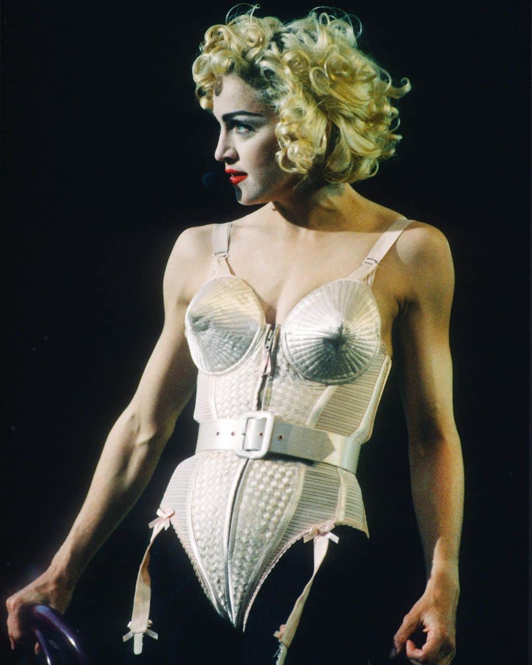 ELLE Czechさんのインスタグラム写真 - (ELLE CzechInstagram)「Legendární spojení geniálního módního návrháře #JeanaPaulaGaultier a excentrické umělkyně #Madonna vyvolalo v minulosti mnoho emocí. On ji obdivoval, ona ho milovala. A společně šokovali svět. Třeba tímto korzetem. Celý článek najdete na elle.cz /link v biu/ _ Look @jpgaultierofficial  _ #ELLEczech #corset #ELLEdaily #blondambitiontour #fashionstatement 📸 @gettyimages」6月12日 19時52分 - elleczech