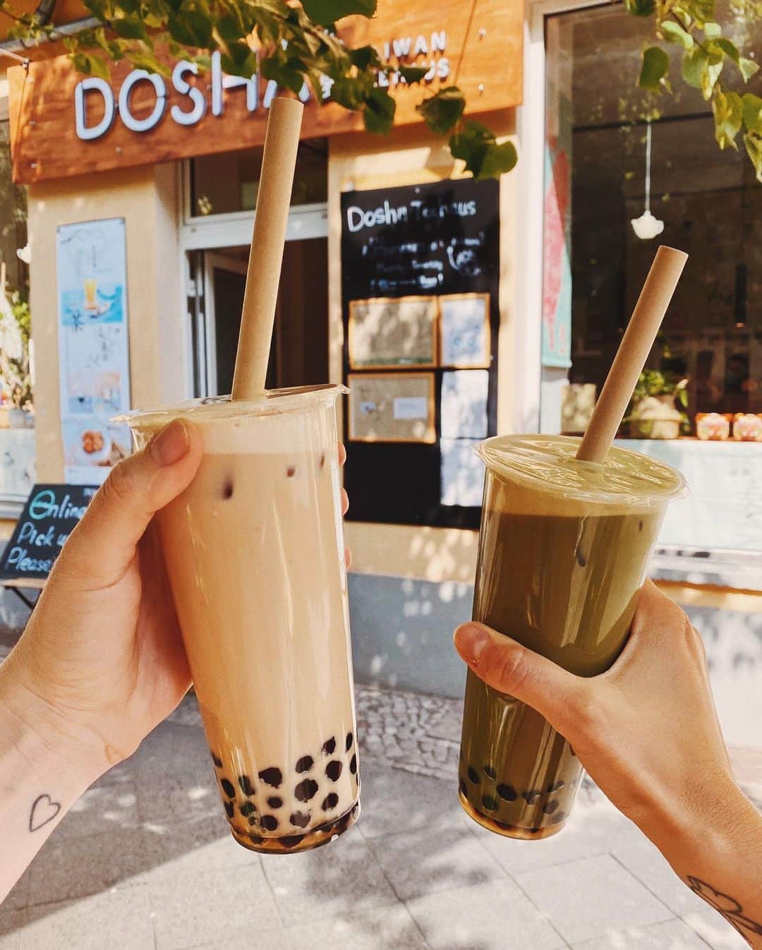 STIL IN BERLINのインスタグラム：「One of my favourite new additions to the Best Places in Berlin Guide (link in bio) is @dosha.de, a Taiwanese teahouse around the corner of Ostkreuz, where the most delicious bubble tea is made. Thank you @aida_berlin for letting me know about this one.  Unfortunately, boba culture in Germany was practically destroyed by a racist campaign in 2012. Based on a faulty study suggesting that tapioca pearls contained carcinogen somethings, German media rejoiced in spreading warnings that lead to the economic downfall of the many, many shops that had brought this delightful beverage to popularity just two years before. Luckily, the last years have brought a come-back, and so we finally get to have more variety!  Let me know about your fav, I will try it asap, seriously. And if you have a tip for a good taro boba in vibrant purple, I and many others will be eternally thankful.  PS, Dosha also makes the cutest, paw-shaped and filled waffles 🐾 🧇  #stilinberlin #foodinberlin #berlinfoodie #berlinfood #berlinfoodguide #berlin #visit_berlin #bestplacesinberlin」