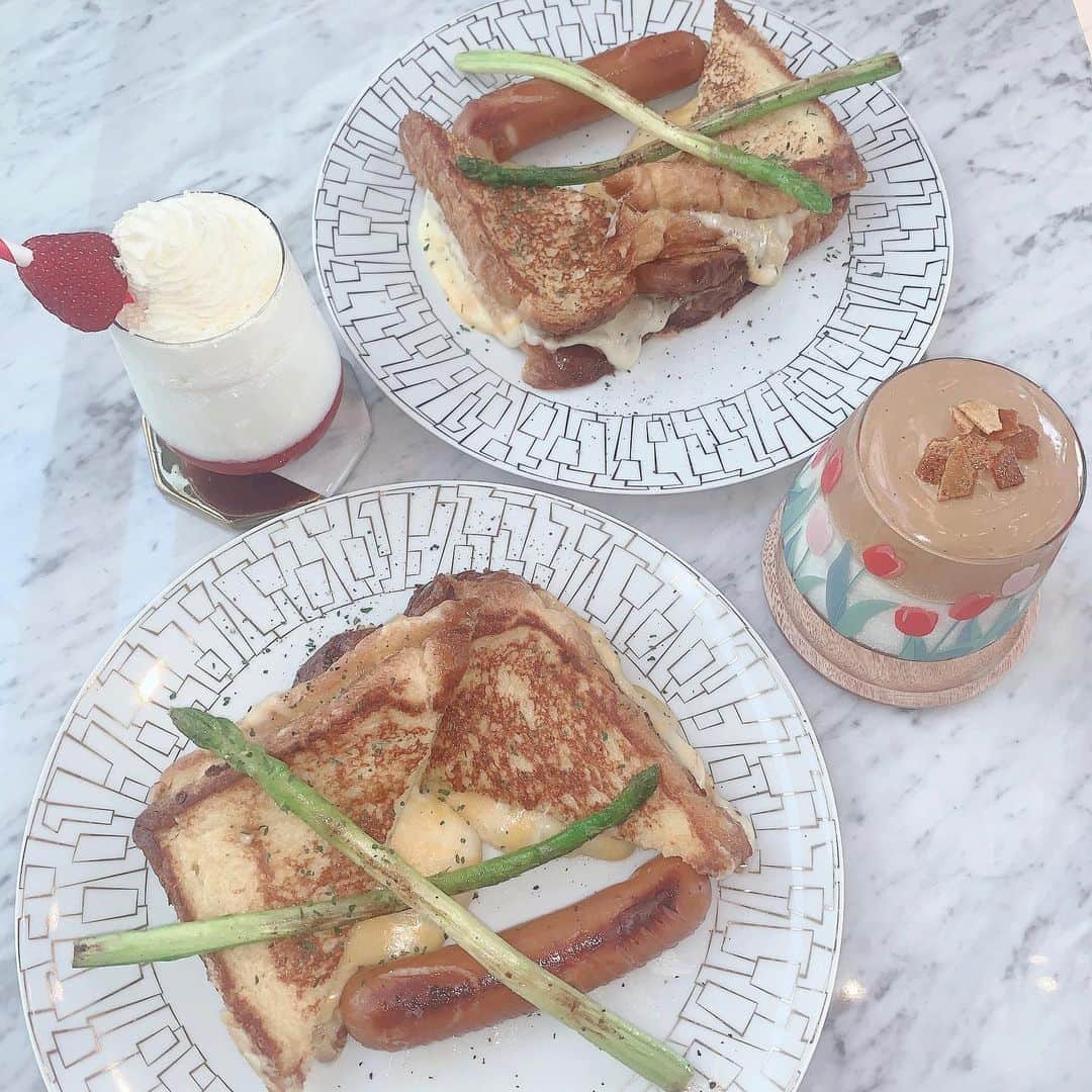 のインスタグラム：「♡ ． 気になってた代官山にある Rui Café へ🤍(@salon_de_louis_ ) ． 店内清潔感たっぷりで 可愛いかったし ドリンクもフードも美味しかった🥰 ． 普段は混んでるらしい13時に行ったけど この時期ってのもあってか空いてた✨ ． 2枚目は二階にある rest roomでの写真👼🏻 2階はジュエリーも売ってたよ💍*。 ． ． 今回食べたのはチーズフレンチトースト🧀 今度はアールグレイフレンチトースト食べるぞ😋🍴 ． ． ．  #cafe #tokyocafe #daikanyama #instagood #tokyo #toast #ルイジュエリーカフェ #カフェ #韓国カフェ #代官山カフェ #代官山 #東京カフェ巡り #カフェ巡り #ダルゴナ #ダルゴナラテ #ダルゴナコーヒー #フレンチトースト#ruijewelry #ruijewelrycafe #ドレッサーゆゆ ． ♡」