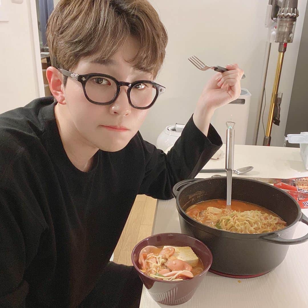のインスタグラム：「땅스부대찌개 끓였는데 왜 아무도 안와? 가성비 갑이래 왜 안와? 거 국물이 혼자 쏘주 먹기 딱이네. 불금 크어~🍲 #딘딘 #땅스부대찌개 #혼자끓여서혼자쏘주먹기딱 #찐한아재향 #3인분9900원 #같이먹으면더딱 #가격도딱 #한끼식사 #30살아재향 #찐하다 #AD」
