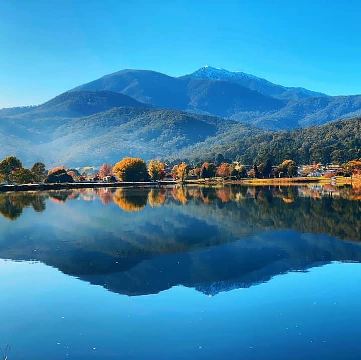 Australiaさんのインスタグラム写真 - (AustraliaInstagram)「Talk about tranquillity 💙 @hockster111 captured this mesmerising reflection of #MountBogong from nearby #MountBeauty in #Victoria's @seehighcountry. If fresh air and picturesque scenery is your thing, you’ll want to take a road trip to explore this stunning area which is a five-hour drive from @visitmelbourne when travel permits. #seeaustralia #visitmelbourne #visitvictoria #seehighcountry」6月12日 20時00分 - australia