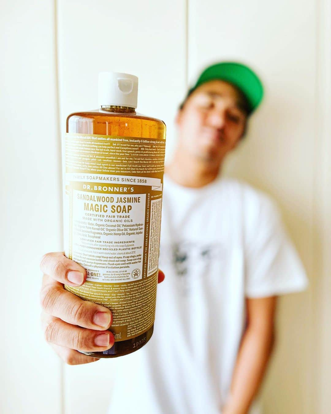 金尾玲生さんのインスタグラム写真 - (金尾玲生Instagram)「. ﻿ ﻿ New sponsor﻿  @drbronner﻿  @drbronner.japan ﻿ ❤️🧡💛💚💙💜 ﻿ ﻿ カリフォルニア発、天然由来成分100％のオーガニックソープメーカーのドクターブロナーと契約させて頂くことになりました！﻿ ﻿ ドクターブロナーは全ての製品がオーガニックであることにこだわりを持ち続けていて、成分のほとんどが農薬や化学肥料などを使わず、無農薬有機栽培で育てられた植物を原材料に使っています。﻿ ﻿ 本当に環境にも優しくこれ一本あれば沢山のことができるし、旅行くのにこれ一本あれば十分なんです！﻿ ﻿ なにより自分らのベースである自然を汚さないし、使っていて心も気持ち良いですよ！﻿ ﻿ ちなみに俺の好きな香りは﻿ sandalwood Jasmineです✌︎ ﻿ ﻿ 是非！﻿ ﻿ #drbronner ﻿ #ドクターブロナー」6月12日 20時01分 - reokanao