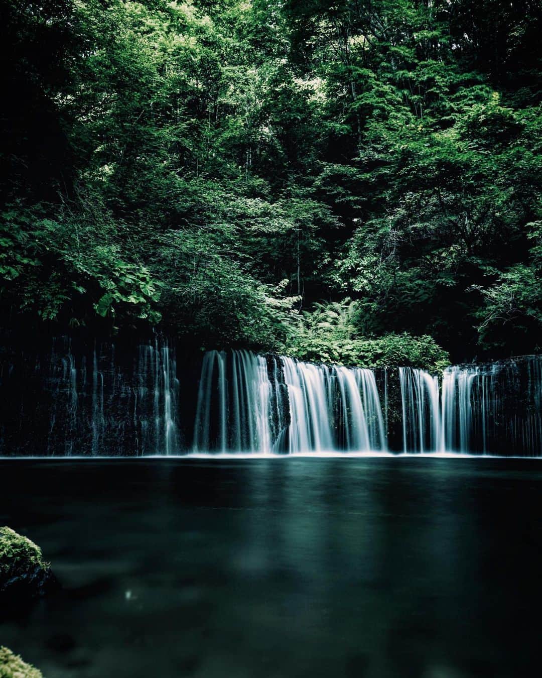 HAYAMI HANNAH ハナさん ど田舎のインスタグラム：「Shiraito waterfall in Nagano Prf 🏞🇯🇵 Summer : : 白糸の滝デス : : :  #hayamihannah #moodygrams #discoverJapan #agameoftones #artofvisuals #bealpha #sonyalphasclub #sonyimages #yourshotphotograher #lensbible #eclectic_shotz #streets_vision #street_ninjas #streetgrammers #nightphotography #way2ill #shotsdelight #urbanandstreet #darkmobs #all2epic #nightshooters #creativeoptic #shotzdelight #citykillerz #citygrammers #線維筋痛症　 #軽井沢 #白糸の滝  #stayhomenagano  #おうちでながの」