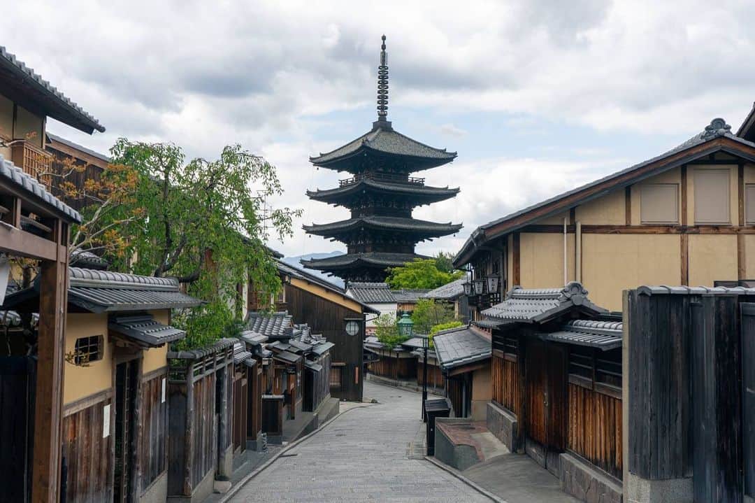 The Japan Timesさんのインスタグラム写真 - (The Japan TimesInstagram)「Kyoto has developed a love-hate relationship with tourists: It is one of the most popular cities to visit in Japan besides Tokyo, recording 8.31 million overseas visitors in 2019. It is rare to see Kyoto’s most popular tourist spots with so few people, but due to COVID-19, the number of visitors to Japan, and to Kyoto, has plunged to record low levels, leaving many of these places deserted. These photos were taken in late April, and capture the city without the crowds it has become known for. Click on the link in our bio for more photos. 📸 Oscar Boyd (@oscar.boyd) and Gabriele Bortolotti (@genbi) . . . . . . #Japan #Kyoto #Kansai #japantravel #japantimes #fushimiinari #kinkakuji #gion #travel #travelpic #traveling #landscape #worldtraveler #traveladdict #passportready #travelphotgraphy #igtravel #travelcaptures #日本 #京都 #関西 #旅行 #ジャパンタイムズ #伏見稲荷神社 #金閣寺 #祇園 #撮影 #一人旅 #旅行写真 #⛩」6月12日 20時01分 - thejapantimes