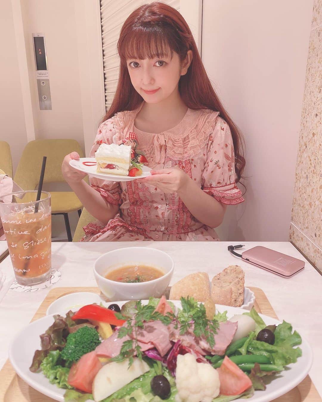 青木美沙子さんのインスタグラム写真 - (青木美沙子Instagram)「久しぶりにロクシタンカフェへ🍰 やっぱり、ロクシタンカフェのサラダとケーキはおいしいね💓🍰💓 大好き😘」6月12日 20時14分 - misakoaoki
