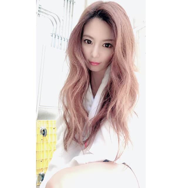 栗林里莉のインスタグラム：「♡ 本日からクラウドファンディングのフォトエッセイの撮影が始まりました📸 . ほんまやったら5月末にお渡し会&リターンの予定だったのですが、コロナの影響でお待たせしてしまい本当に申し訳ありません🙇‍♀️ . 1日でも早く支援して下さった皆様に恩返しができる様がんばりますので、もう少し待って頂けるとうれしいです🙏 . 今日だけでも色んなパターンの写真が撮れて、出来上がりがもうワクワクしております☺️✨ . まだまだ油断はできない状況が続いてるので、お体には気を付けて下さいね💡 . 笑顔で皆様に会えますよーに💓  #クラウドファンディング #crundfunding  #フォトエッセイ #photoessey #栗林里莉12周年プロジェクト  #栗林里莉 #ririkuribayashi #japanese #湿気で髪ボサボサw」