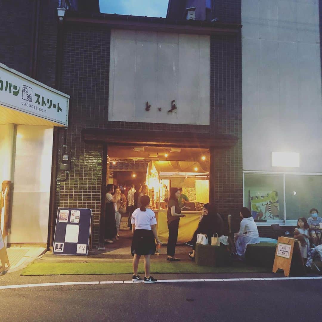 ひうらさとるのインスタグラム：「Uber eatsなど洒落たものがない地方で自粛期間頑張ってくれたtoyooka move がスピンオフで、オープンエアのレストランを開催。 元料亭のとど兵さんの素敵なお庭と開放された道路前で換気良しの素晴らしいロケーション。 コロナビールやカヴァに合う軽やかなタコスライスやスパイスの効いた 魯肉飯も美味しかったーー！ 昼間はウッとくる湿気もアジアの屋台みたいで良いね。 若い人たちがこれからのサバイブを明るく語っていて、元気になる金曜日の夜でした。 #おうちdeレストラン  #おそとdeレストラン #とど兵」