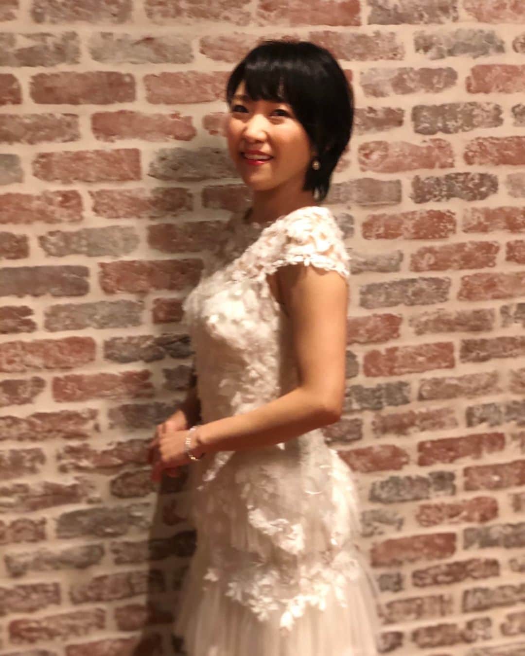 森山愛子のインスタグラム：「ブレてるくらいがちょうどいい。  #久しぶりの #ドレス #口紅 #歌 #歌えるって最高 #伊吹おろし」