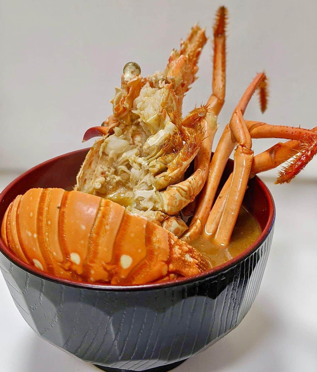 大見さなえさんのインスタグラム写真 - (大見さなえInstagram)「伊勢海老尽くし😍🦞﻿ 大森『#中納言 』その②﻿ ﻿ 伊勢海老好きにはたまらない﻿ 伊勢海老テイクアウトセット﻿ ・伊勢海老のサラダ つぶ貝添え﻿ ・伊勢海老の甲羅揚﻿ ・伊勢海老の中納言焼﻿ ・伊勢海老のお味噌汁﻿ ・伊勢海老の海苔茶漬け﻿ ﻿ 伊勢海老サラダと、中納言焼きは大ぶりの身がぱんぱんに詰まっとる😍﻿ 身も弾力あって噛むほどに旨味でてくる美味しさ(*´꒳`*)﻿ ﻿ 伊勢海老サラダの身を食べたら頭は﻿ お味噌と一緒に温めて〆の伊勢海老の赤だしに😍😍﻿ ﻿ こんなに伊勢海老尽くしで﻿ 1人前7800円→7300円6月30日まで！﻿ ﻿ 緊急事態宣言が解除されてもまだ不安なのには変わりないから﻿ テイクアウトメニュー続いてる所でお店気分味わうのも🙆‍♀️﻿ ﻿ #伊勢海老 #大森グルメ #めぐログ_大森﻿ #中納言大森ベルポート店 #東京グルメ #海鮮﻿ #甲殻類 #テイクアウトグルメ #pixelで撮影 #活伊勢海老料理 #伊勢海老サラダ」6月12日 20時11分 - tabe_megumi