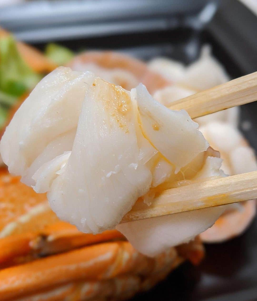 大見さなえさんのインスタグラム写真 - (大見さなえInstagram)「伊勢海老尽くし😍🦞﻿ 大森『#中納言 』その②﻿ ﻿ 伊勢海老好きにはたまらない﻿ 伊勢海老テイクアウトセット﻿ ・伊勢海老のサラダ つぶ貝添え﻿ ・伊勢海老の甲羅揚﻿ ・伊勢海老の中納言焼﻿ ・伊勢海老のお味噌汁﻿ ・伊勢海老の海苔茶漬け﻿ ﻿ 伊勢海老サラダと、中納言焼きは大ぶりの身がぱんぱんに詰まっとる😍﻿ 身も弾力あって噛むほどに旨味でてくる美味しさ(*´꒳`*)﻿ ﻿ 伊勢海老サラダの身を食べたら頭は﻿ お味噌と一緒に温めて〆の伊勢海老の赤だしに😍😍﻿ ﻿ こんなに伊勢海老尽くしで﻿ 1人前7800円→7300円6月30日まで！﻿ ﻿ 緊急事態宣言が解除されてもまだ不安なのには変わりないから﻿ テイクアウトメニュー続いてる所でお店気分味わうのも🙆‍♀️﻿ ﻿ #伊勢海老 #大森グルメ #めぐログ_大森﻿ #中納言大森ベルポート店 #東京グルメ #海鮮﻿ #甲殻類 #テイクアウトグルメ #pixelで撮影 #活伊勢海老料理 #伊勢海老サラダ」6月12日 20時11分 - tabe_megumi