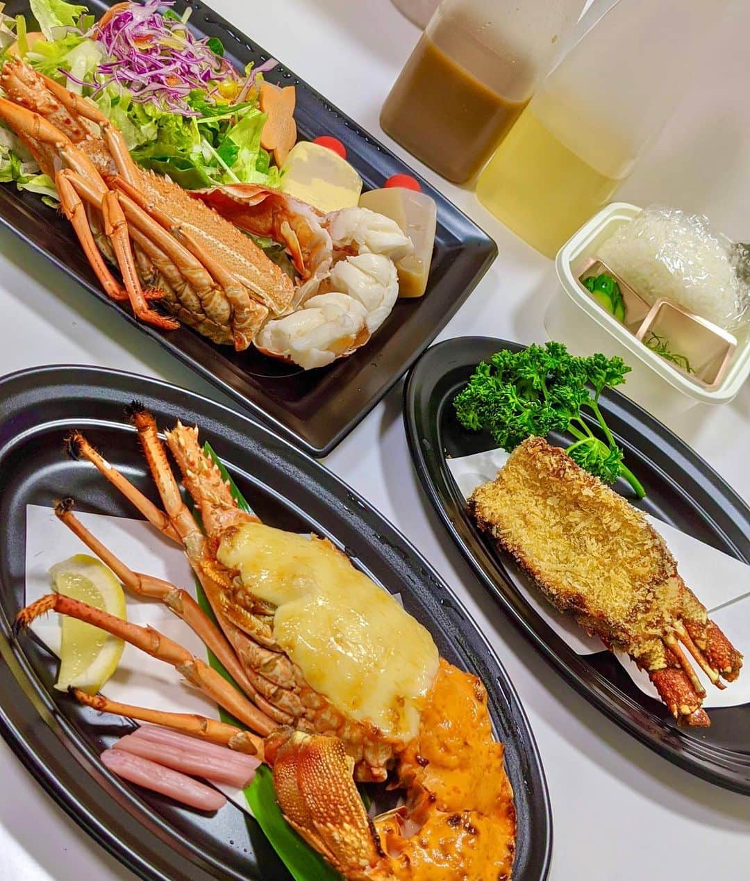 大見さなえさんのインスタグラム写真 - (大見さなえInstagram)「伊勢海老尽くし😍🦞﻿ 大森『#中納言 』その②﻿ ﻿ 伊勢海老好きにはたまらない﻿ 伊勢海老テイクアウトセット﻿ ・伊勢海老のサラダ つぶ貝添え﻿ ・伊勢海老の甲羅揚﻿ ・伊勢海老の中納言焼﻿ ・伊勢海老のお味噌汁﻿ ・伊勢海老の海苔茶漬け﻿ ﻿ 伊勢海老サラダと、中納言焼きは大ぶりの身がぱんぱんに詰まっとる😍﻿ 身も弾力あって噛むほどに旨味でてくる美味しさ(*´꒳`*)﻿ ﻿ 伊勢海老サラダの身を食べたら頭は﻿ お味噌と一緒に温めて〆の伊勢海老の赤だしに😍😍﻿ ﻿ こんなに伊勢海老尽くしで﻿ 1人前7800円→7300円6月30日まで！﻿ ﻿ 緊急事態宣言が解除されてもまだ不安なのには変わりないから﻿ テイクアウトメニュー続いてる所でお店気分味わうのも🙆‍♀️﻿ ﻿ #伊勢海老 #大森グルメ #めぐログ_大森﻿ #中納言大森ベルポート店 #東京グルメ #海鮮﻿ #甲殻類 #テイクアウトグルメ #pixelで撮影 #活伊勢海老料理 #伊勢海老サラダ」6月12日 20時11分 - tabe_megumi