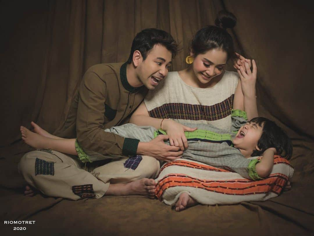 Raffi Ahmadさんのインスタグラム写真 - (Raffi AhmadInstagram)「Si Aa orang nya ceria, si aa di sayang keluarga  Family Photo by @riomotret @riomotretofficial  Make up @rama_jee  Stylist @erichalamin  Dress @lekatdihati  #riomotret #riomotret2020 #riocelebritybeautyportrait  #IndonesiancelebritybyRIOMOTRET #YukMulaiMotret  #NikonIndonesia」6月12日 20時18分 - raffinagita1717