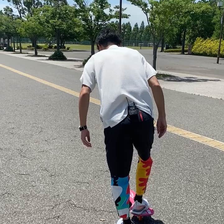 秋本真吾のインスタグラム：「公園で子供たちがよくやっているこれ。足が速くなる要素があるかもと思い買ってみたけど、今のところよくわかりません。ただ、楽しいです。  #ブレイブボード  #リップスティック  #秋本真吾」