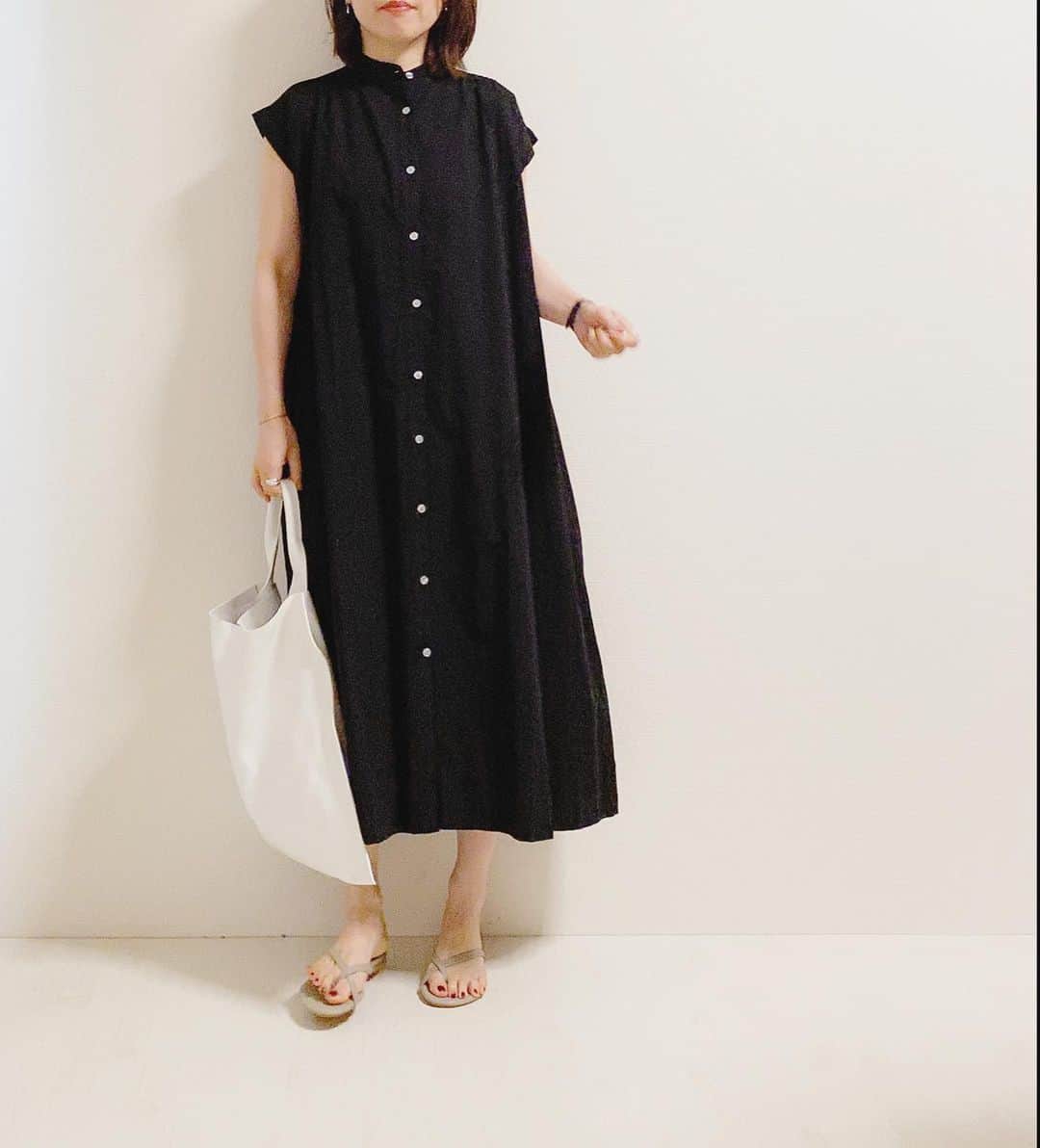 aiaiのインスタグラム：「夏はやっぱりワンピース 今年らしいバンドカラーの シャツワンピース  @jungle_jungle_jgcollection  コーデの詳細はブログに書いています  𖤐𖤐𖤐𖤐  #fashion#outfit#style#coordinate#instagood#ootd#pic#instapic#コーデ#コーディネート#スタイリング#プチプラコーデ#本日のコーデ#大人カジュアル#プチプラ  #カジュアル #夏コーデ #アラフォー #アラフォーコーデ #アラフォーファッション#シャツワンピース #シャツワンピースコーデ  #ワンピース #ワンピースコーデ #ブラックコーデ #サンダル#トングサンダル」
