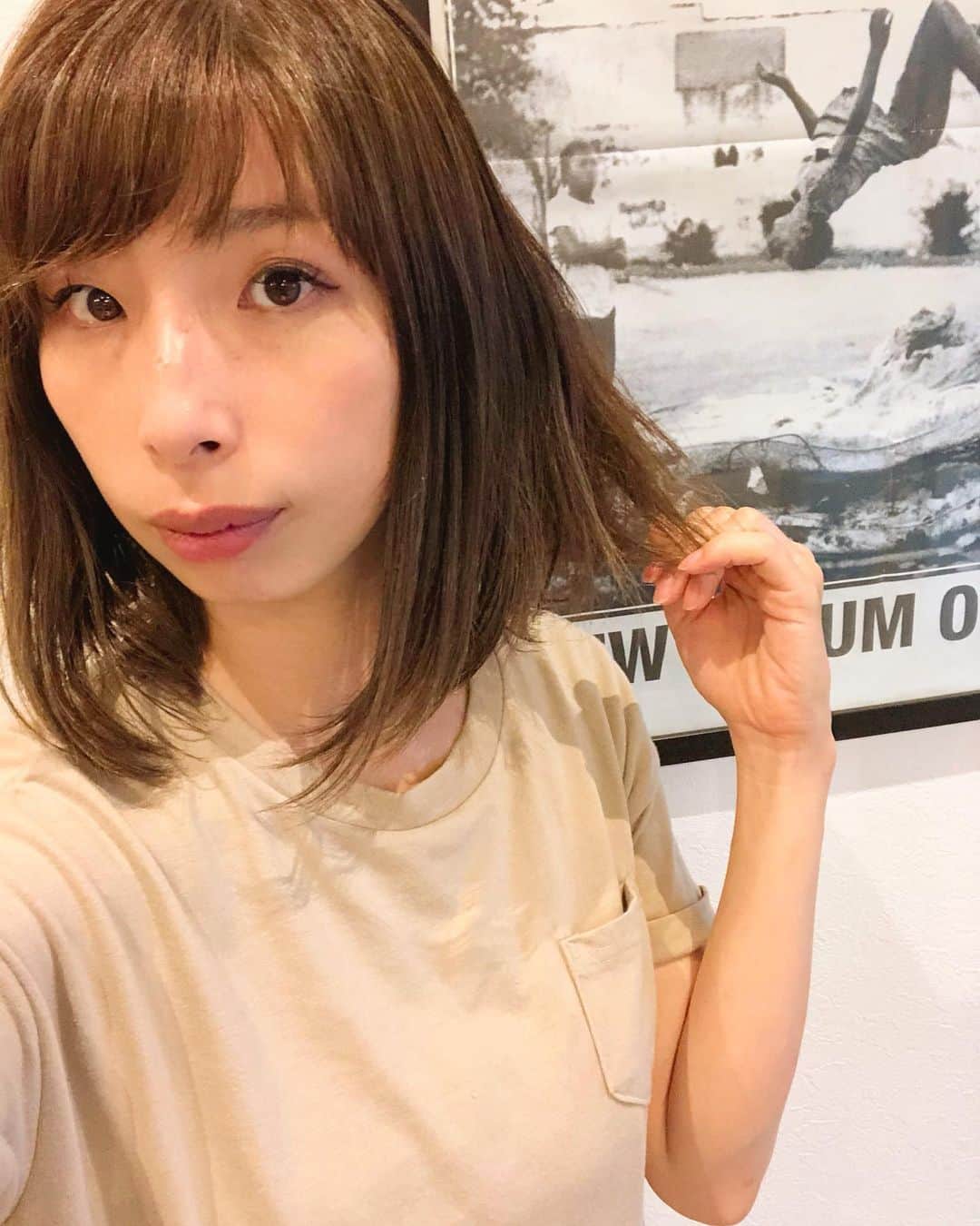 山口リサのインスタグラム：「4ヶ月ぶりの美容院💇‍♀️日々の育児家事でボロボロだったw 頭が生き返りました❤️😂 ・ 産後に行こうと決めていたRim[リム〕さんは、育児中のママたちが中心となって働くサロン✨ ・ 個室もあり、授乳中の赤ちゃんも連れて行ける🙆‍♀️託児もありだし、キッズスペースも充実してるし、とても清潔です❤️ママの痒いところに手が届く届く😂 ・ 丁寧に相談にのってくれるので、私のようにノープランで行っても大丈夫です👌今回はたくさんハイライト入れてもらいました🙏１週間後の色落ちが楽しみ🥰」